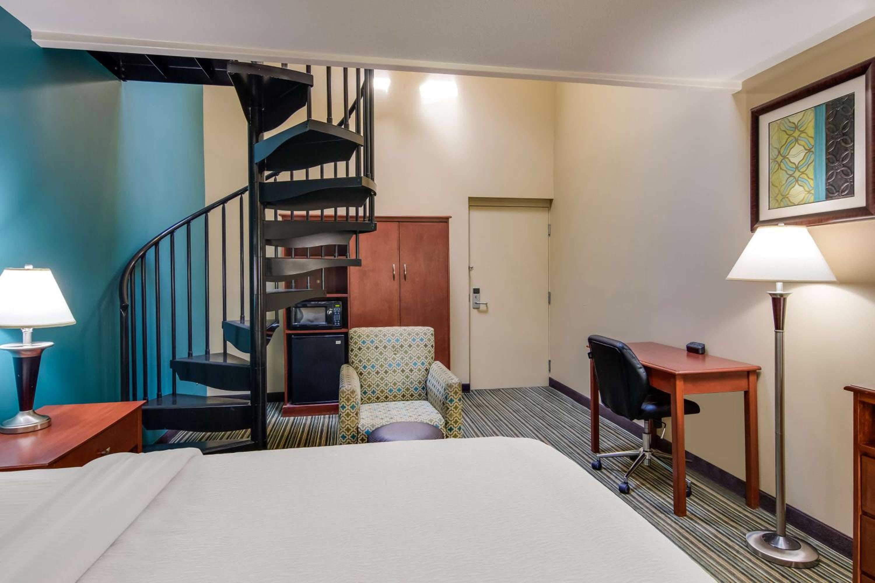 Queen Suite with Two Queen Beds - Loft - Photo 2