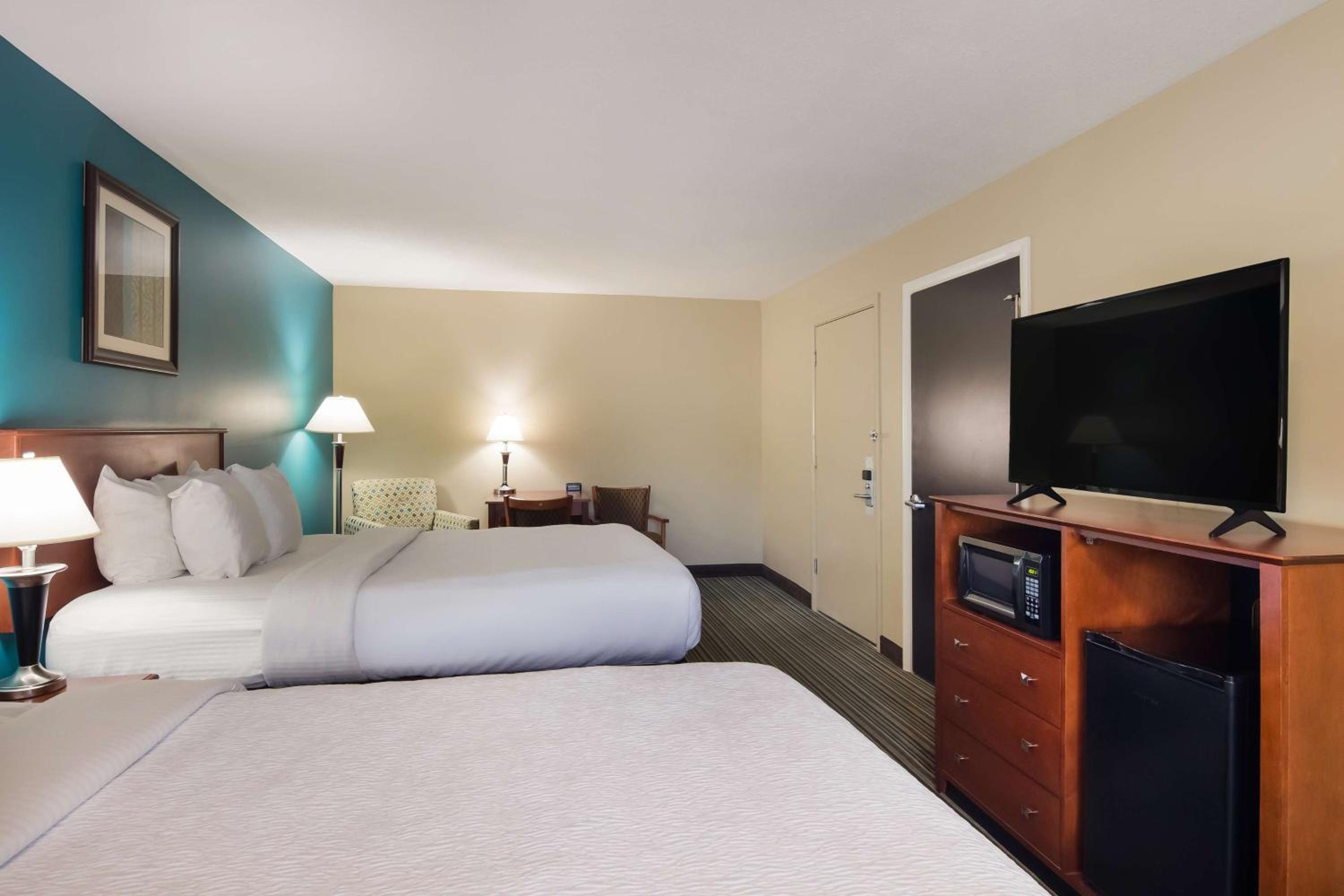 Queen Room with Two Queen Beds - Photo 2