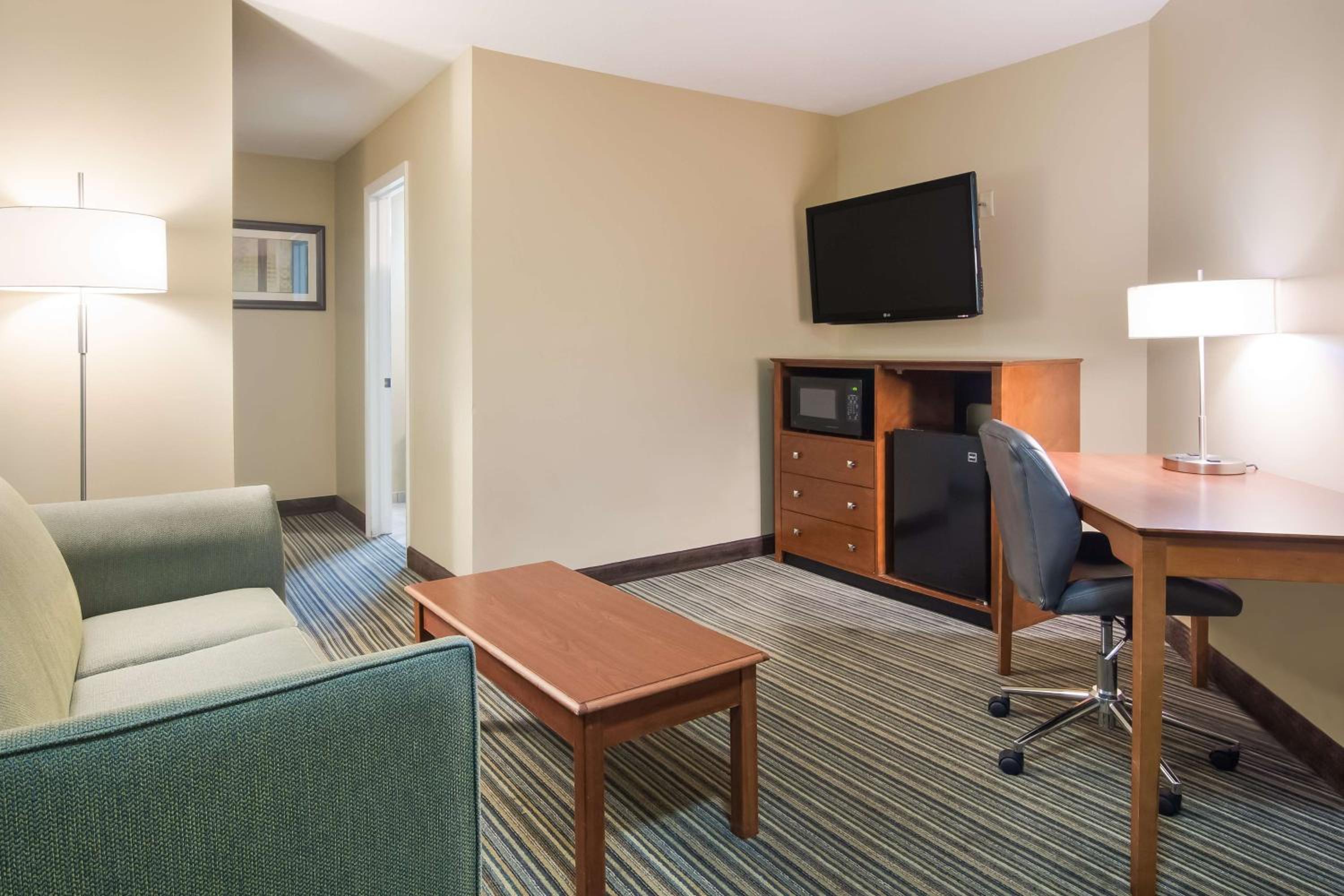 One-Bedroom King Suite with Sofa Bed - Photo 3