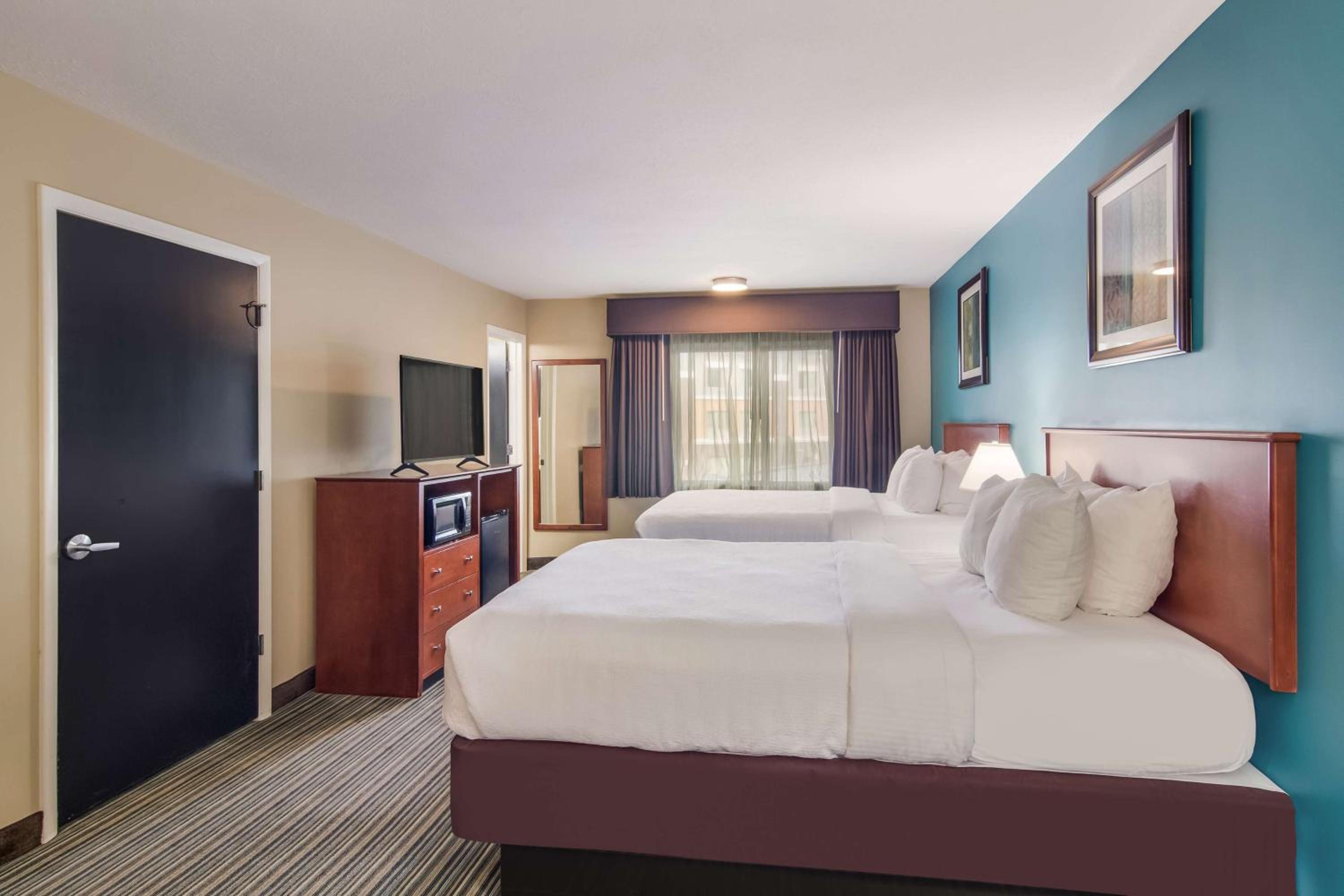 Queen Room with Two Queen Beds - Photo 3
