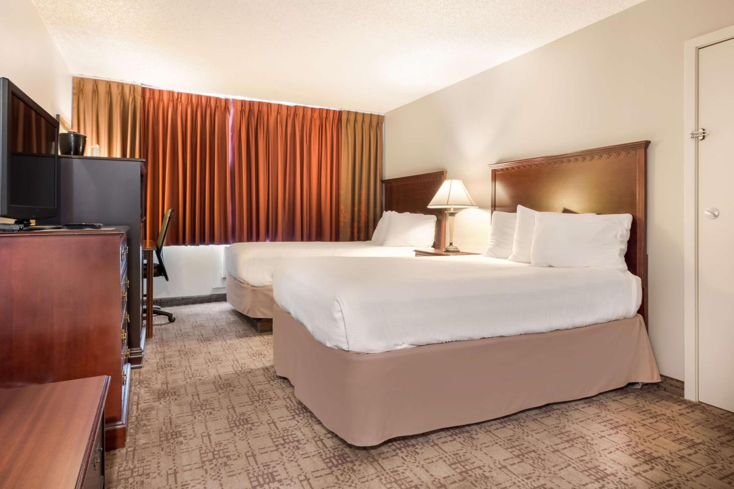 Double Room with Two Double Beds and Mobility Accessible Roll-In Shower - Photo 1