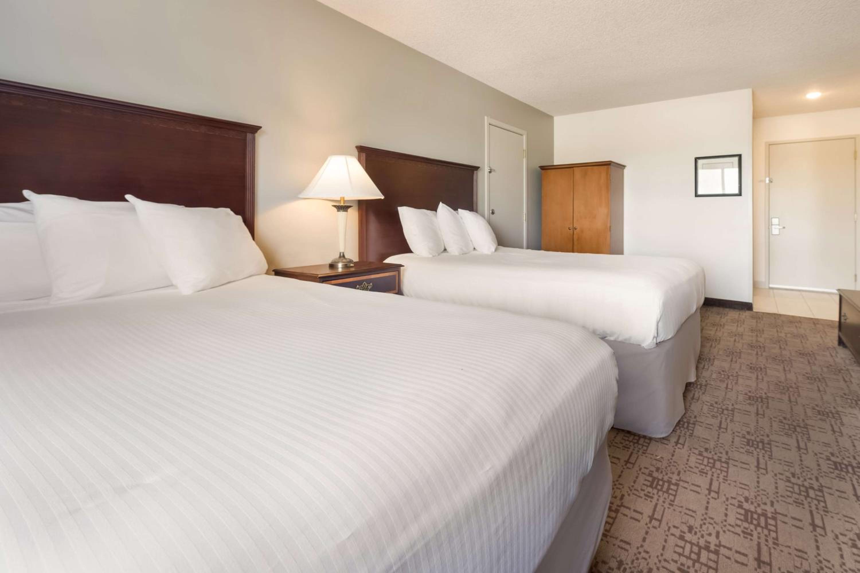 Double Room with Two Double Beds and Mobility Accessible Roll-In Shower - Photo 4