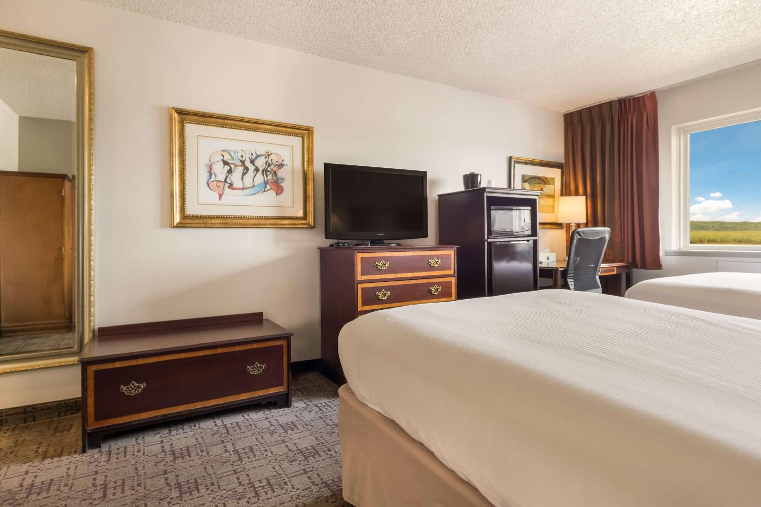 Double Room with Two Double Beds and Mobility Accessible Roll-In Shower - Photo 3