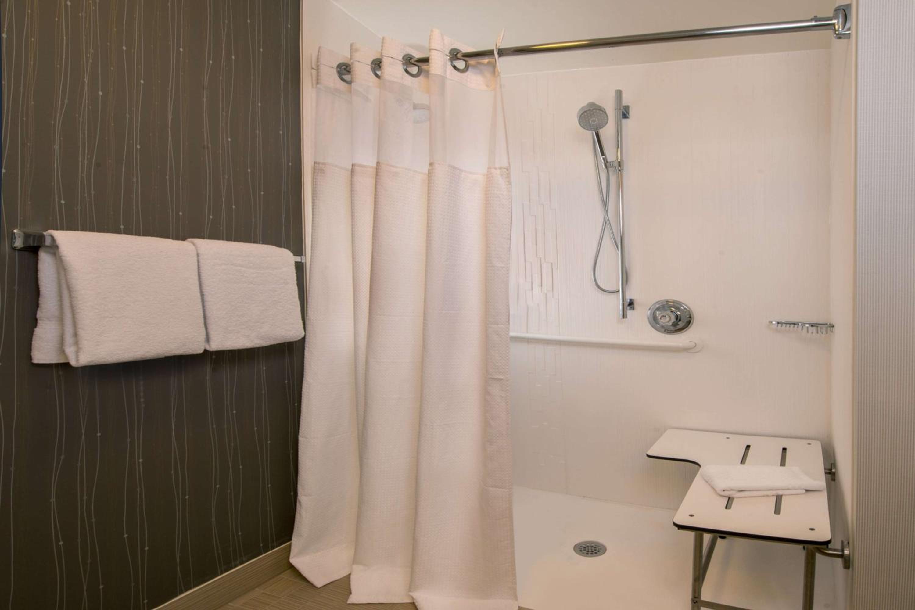 Mobility/Hearing Accessible Guestroom Two Queens Roll-In Shower - Photo 2