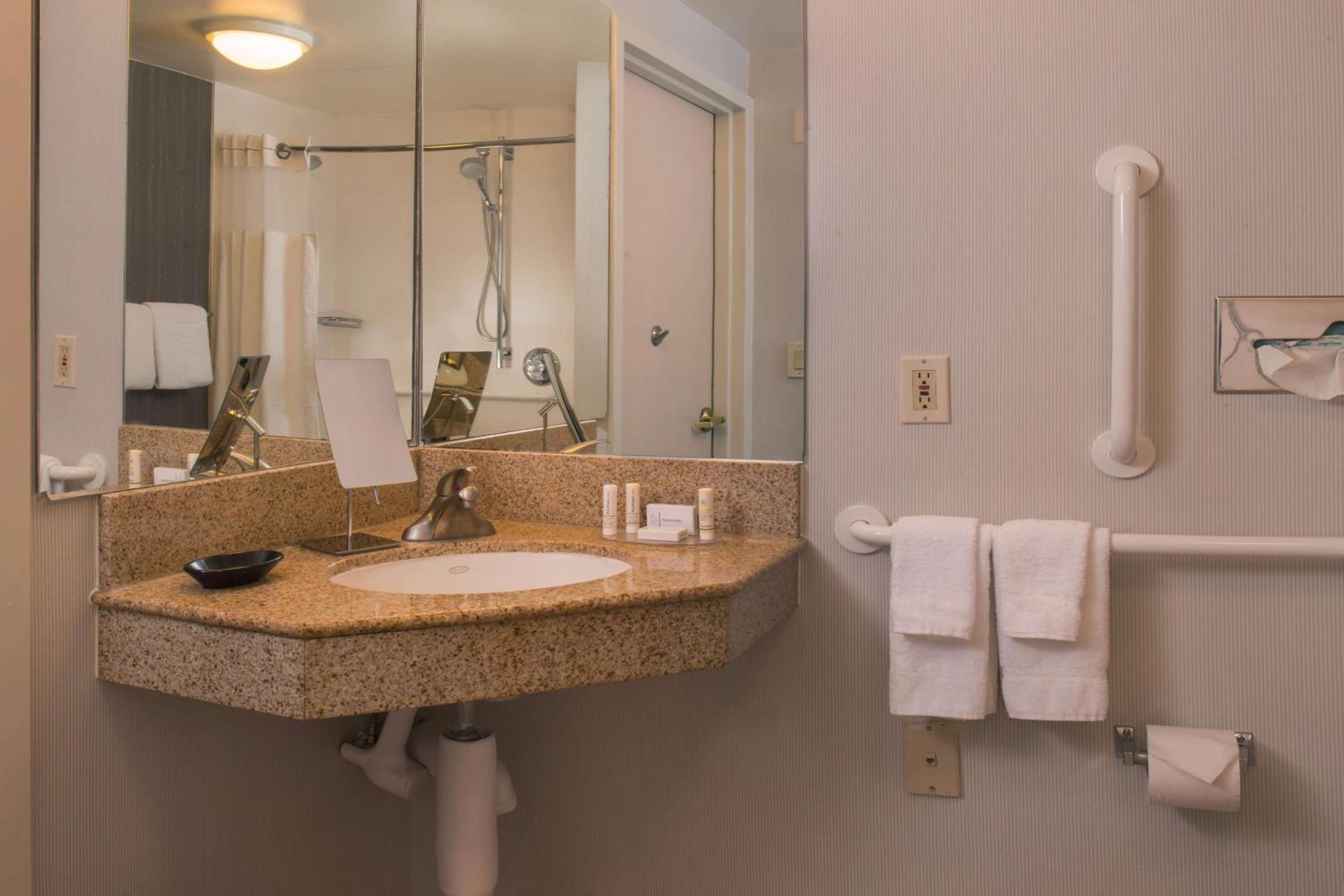 Mobility/Hearing Accessible One Bedroom Suite Two Queen Tub - Photo 2