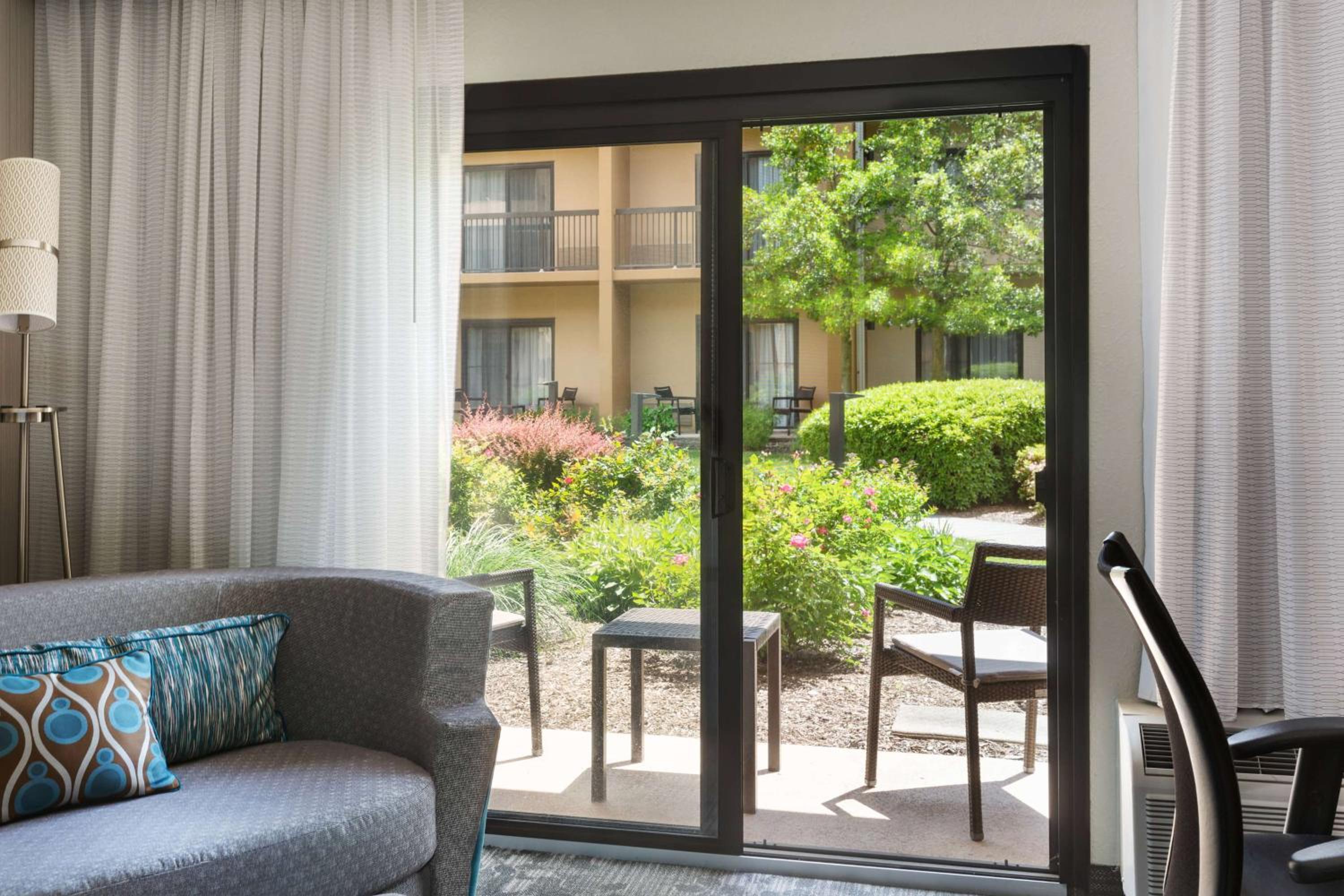 King Room with Sofabed, Balcony and Courtyard View - Photo 2