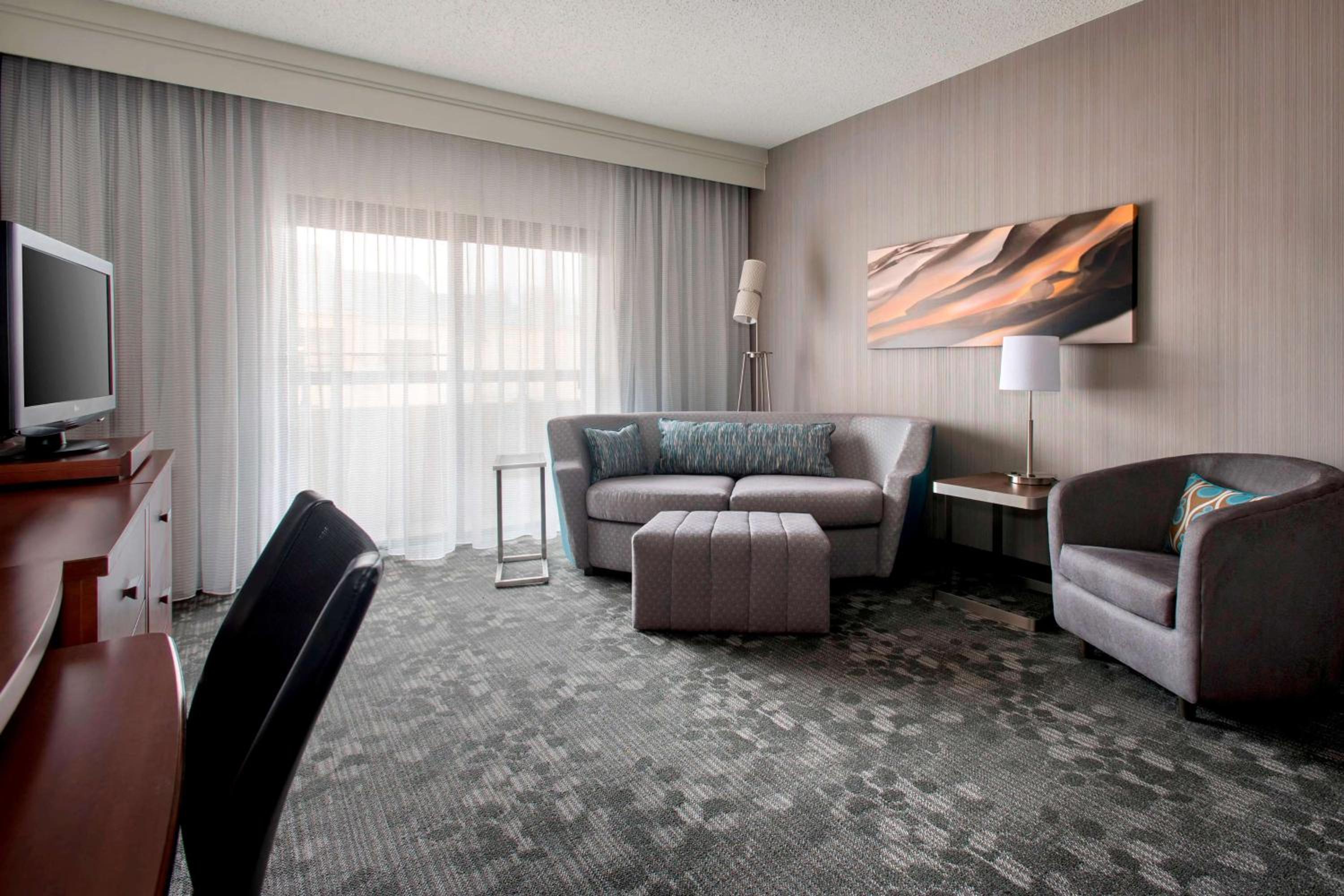 One-Bedroom King Suite - Photo 2