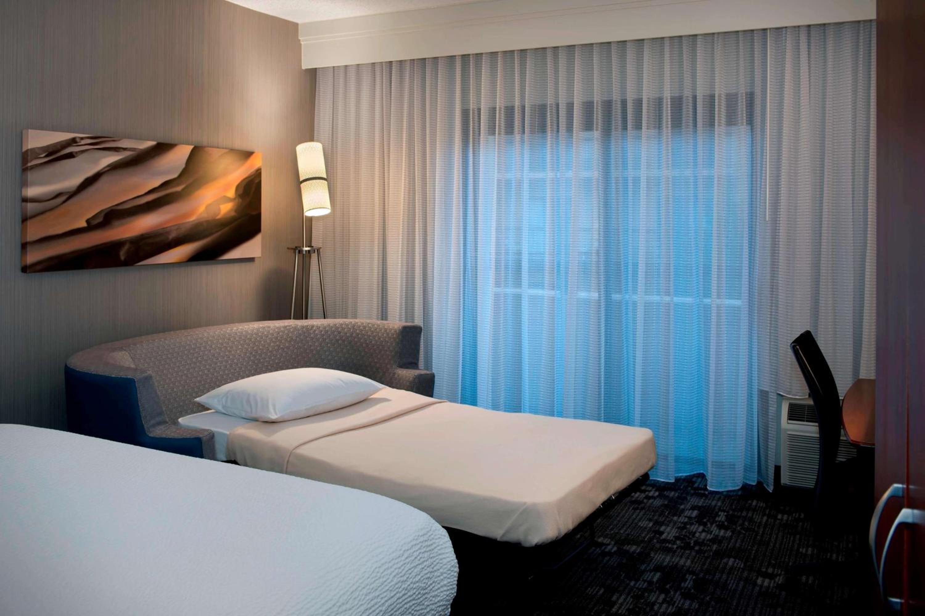 Guestroom King with Sofabed - Photo 2