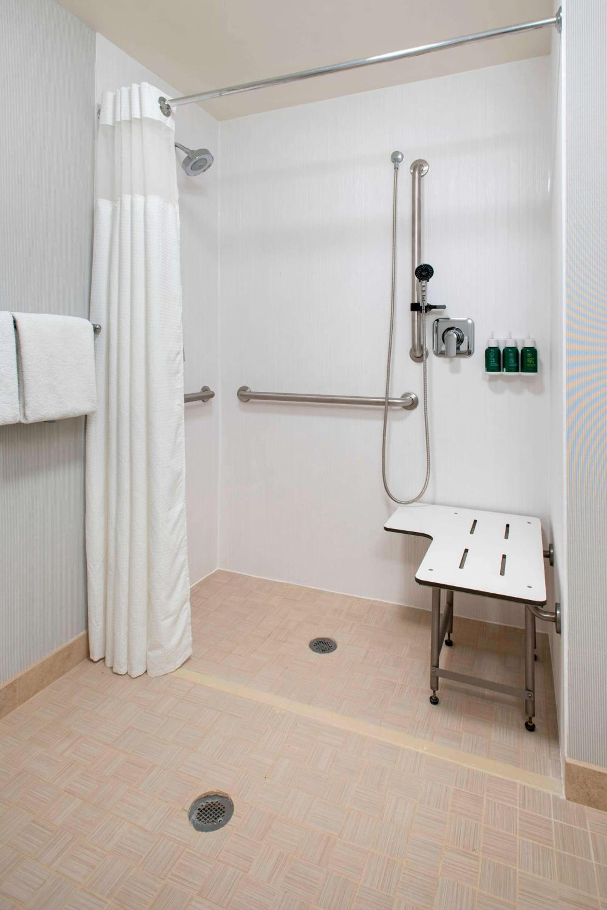 Mobility/Hearing Accessible - Guestroom Two Queens Roll-In Shower - Photo 3