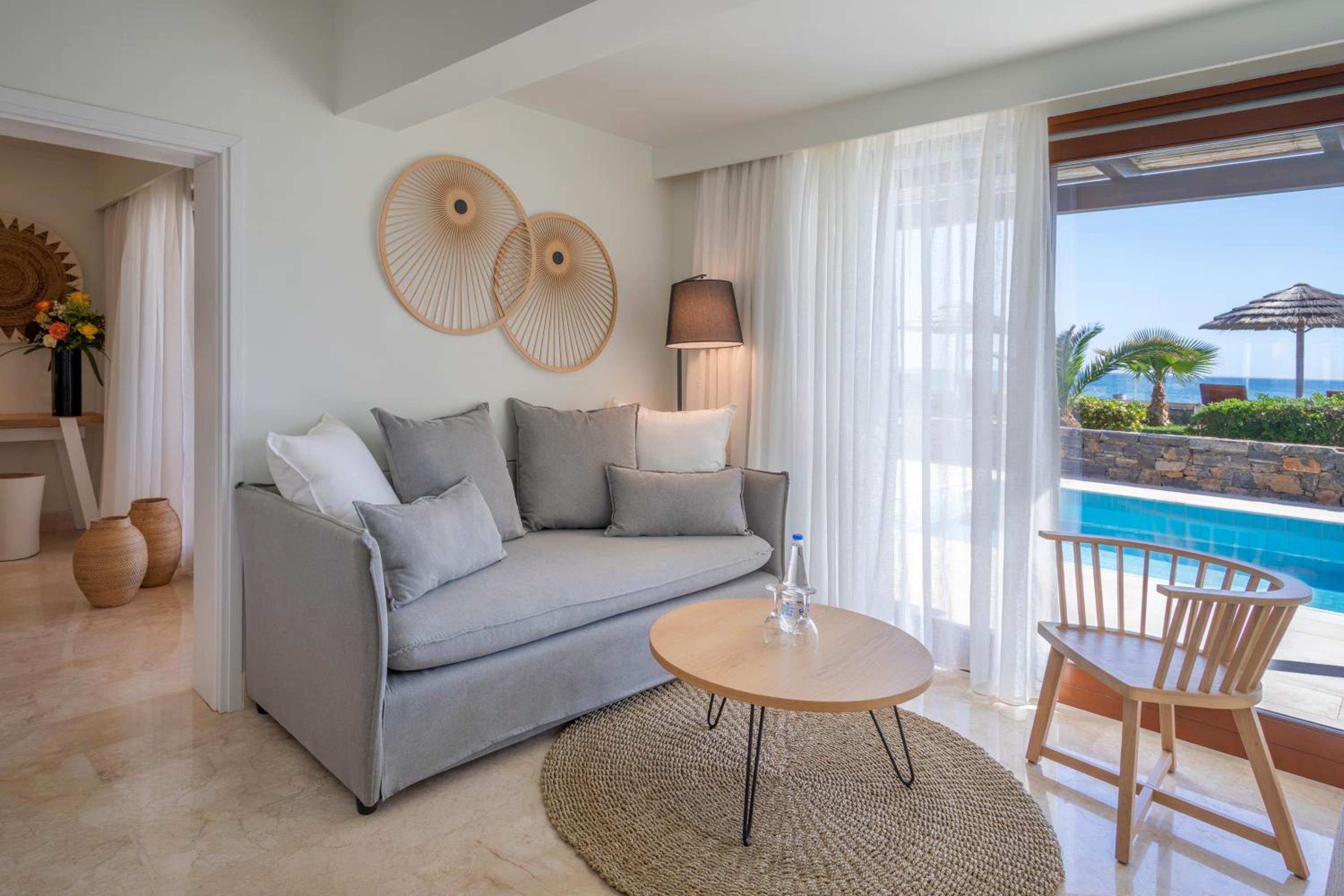 Suite with Private Pool thumbnail 5