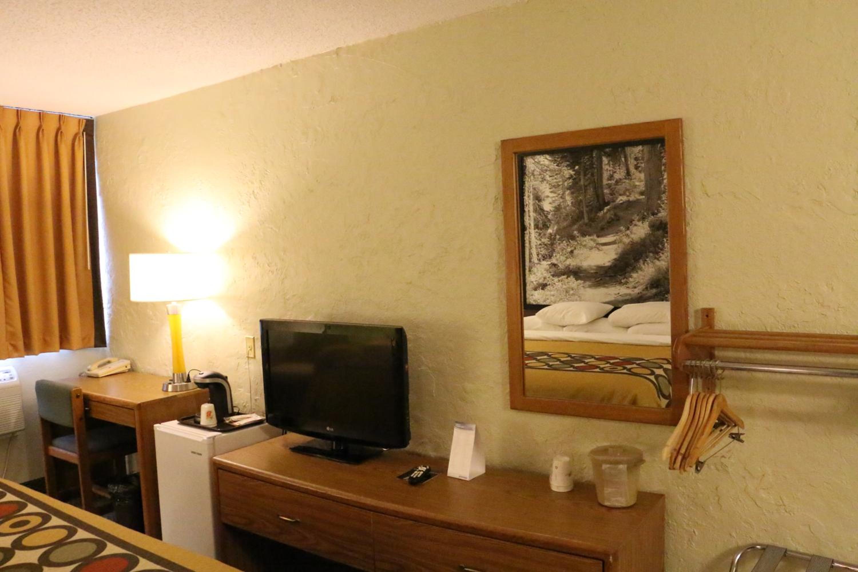 Queen Room - Non-Smoking - Photo 2