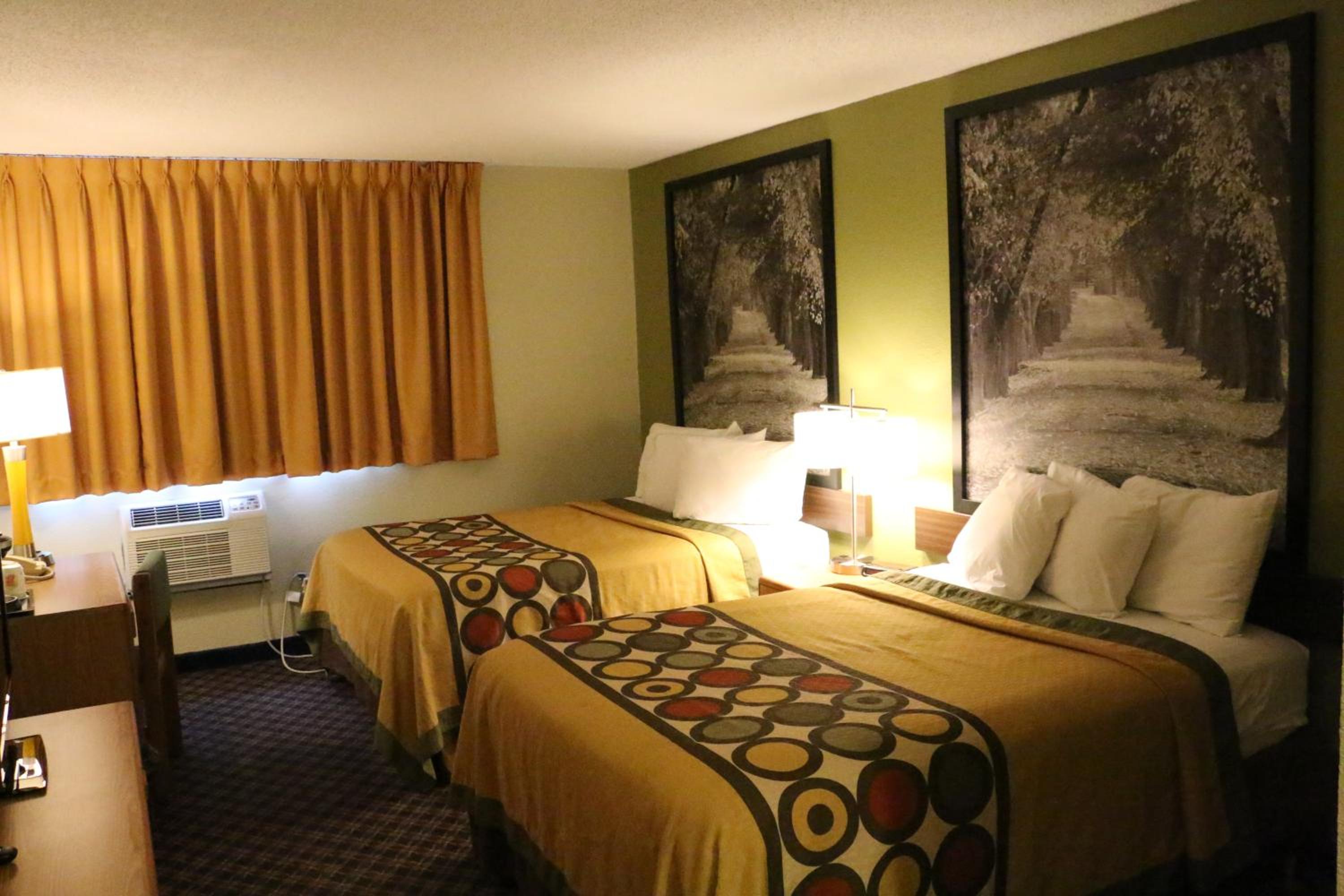 Queen Room with Two Queen Beds - Non-Smoking - Photo 2