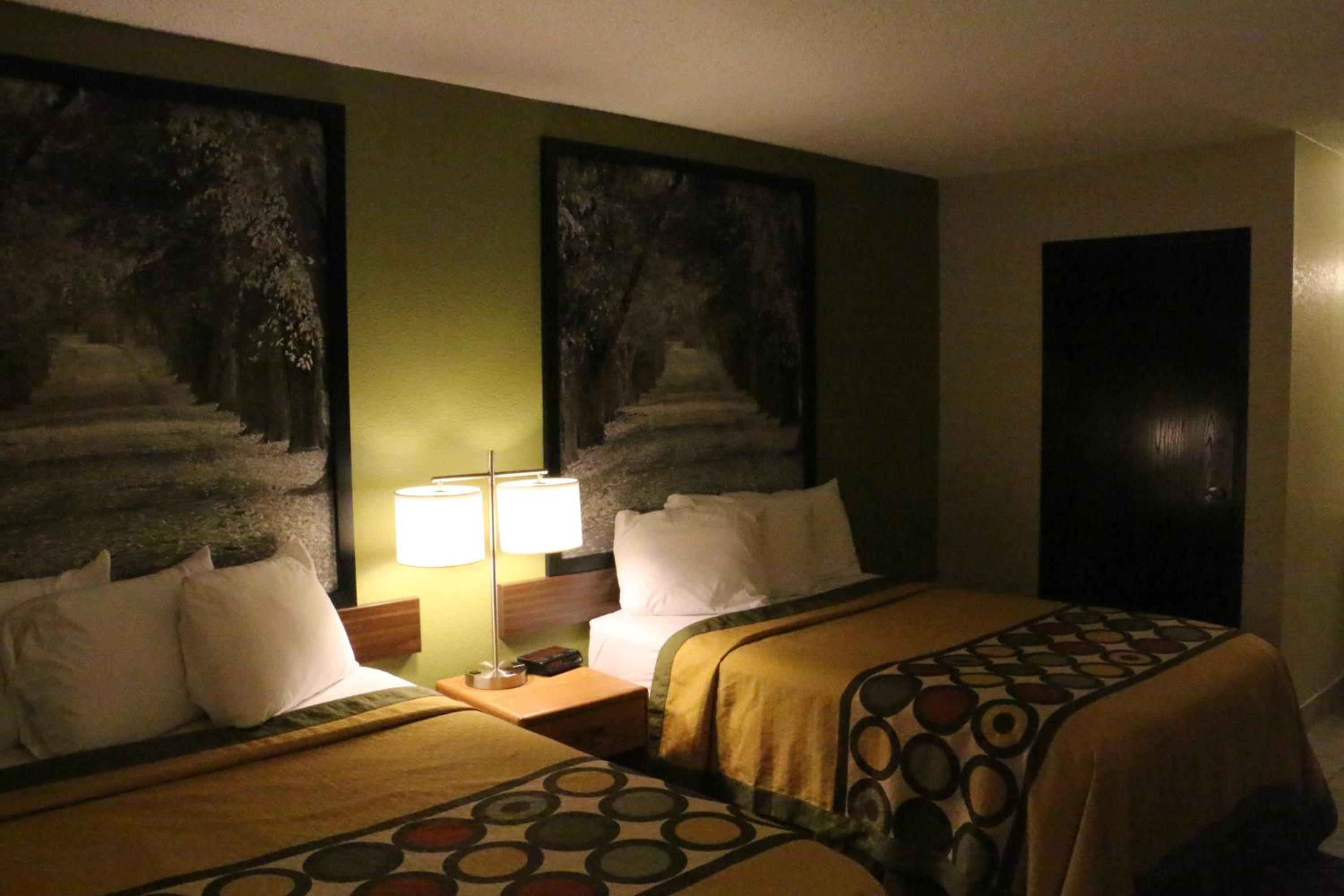 Queen Room with Two Queen Beds - Non-Smoking - Photo 1