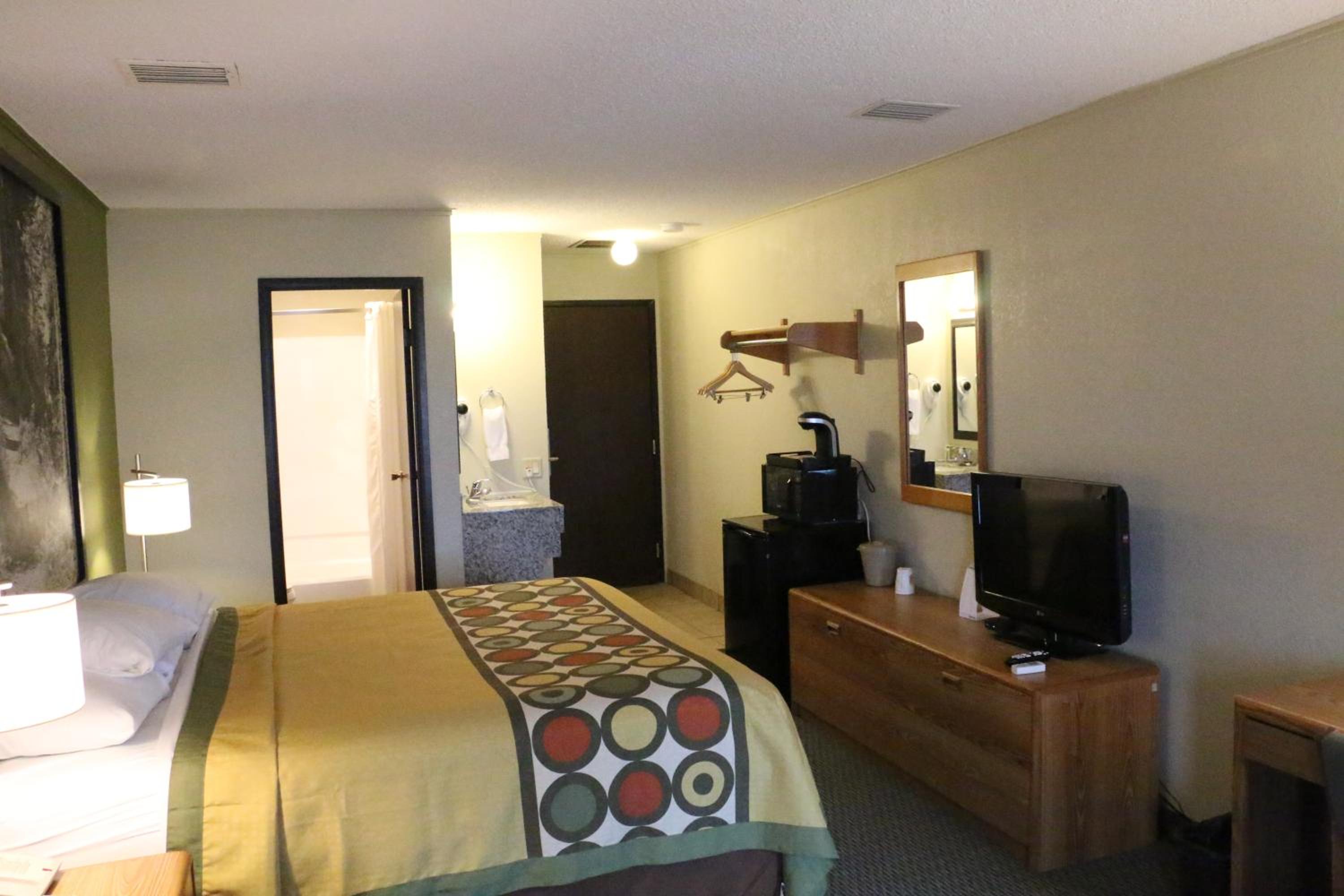 Queen Room - Non-Smoking - Photo 1