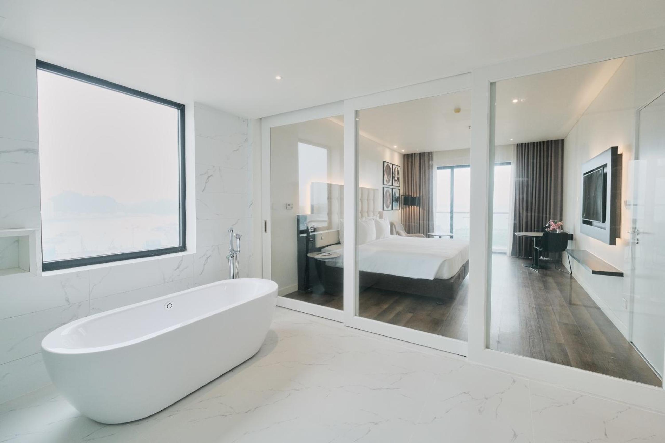 Executive King Suite - Non-Smoking - Photo 4