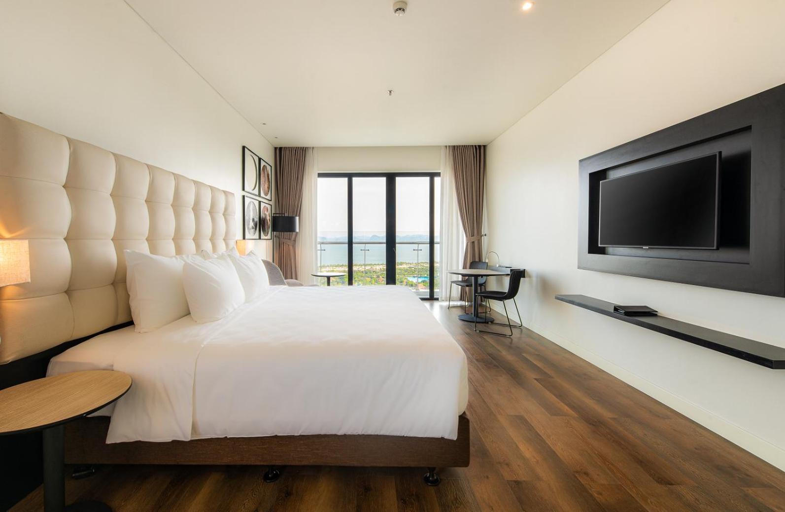 Executive King Suite - Non-Smoking - Photo 8