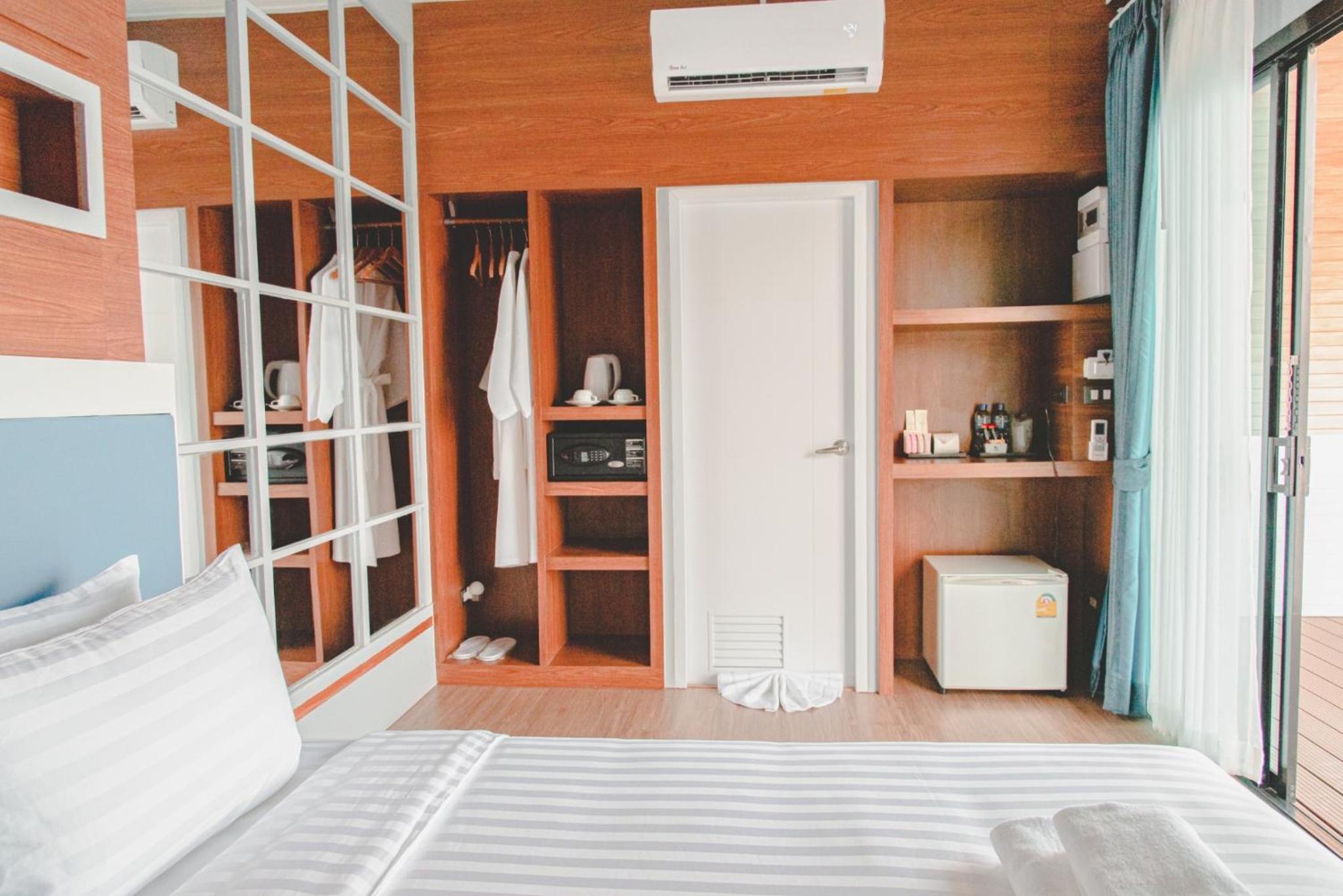 Deluxe Double or Twin Room with Lake View photo 1