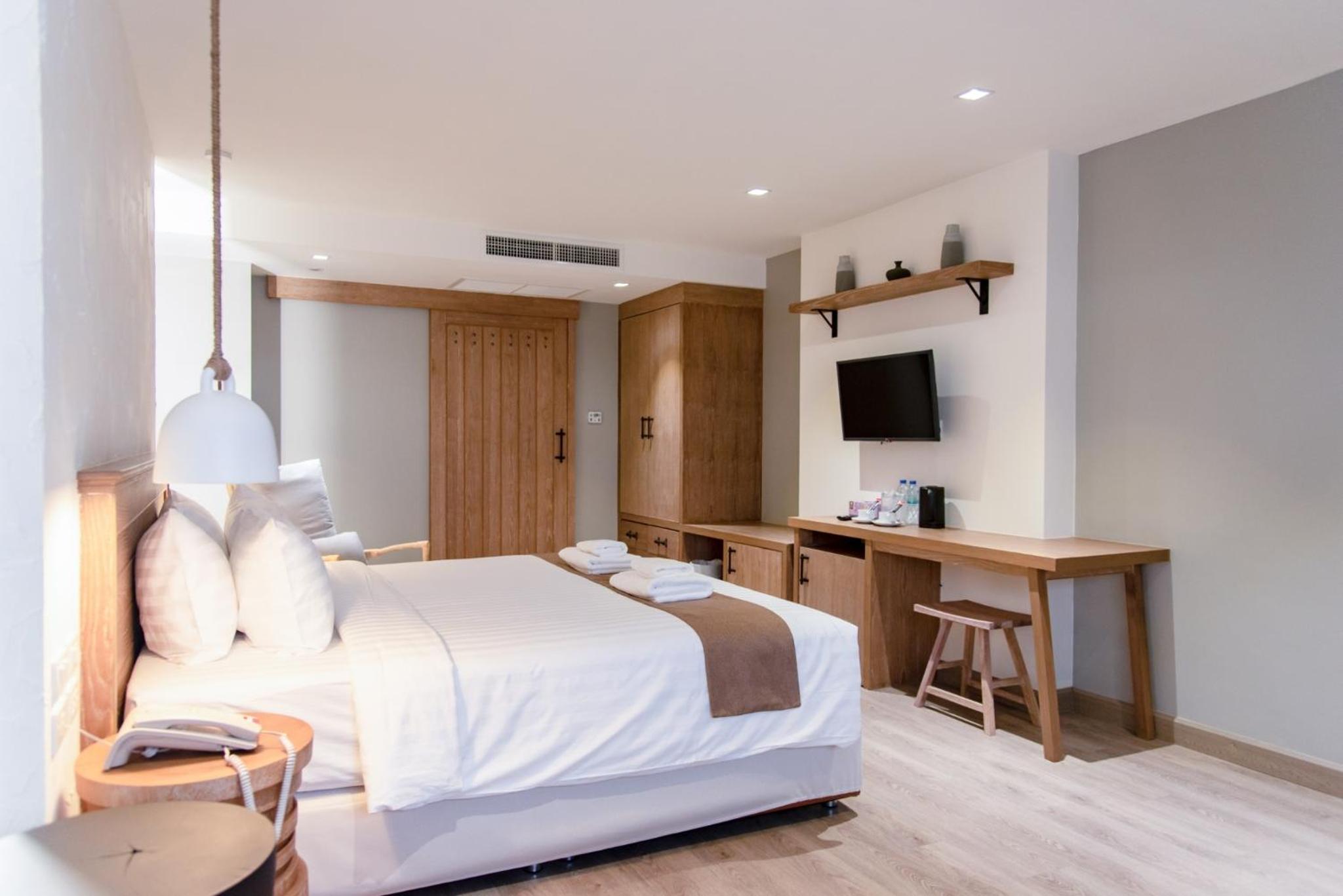 Double or Twin Room with Lake View photo 2