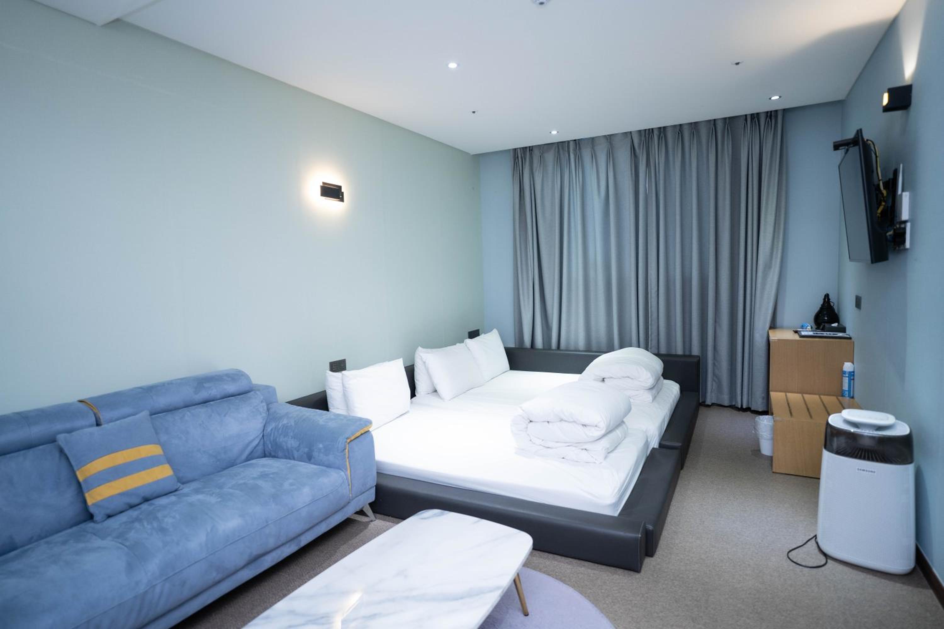 Family Room with Kids Pool