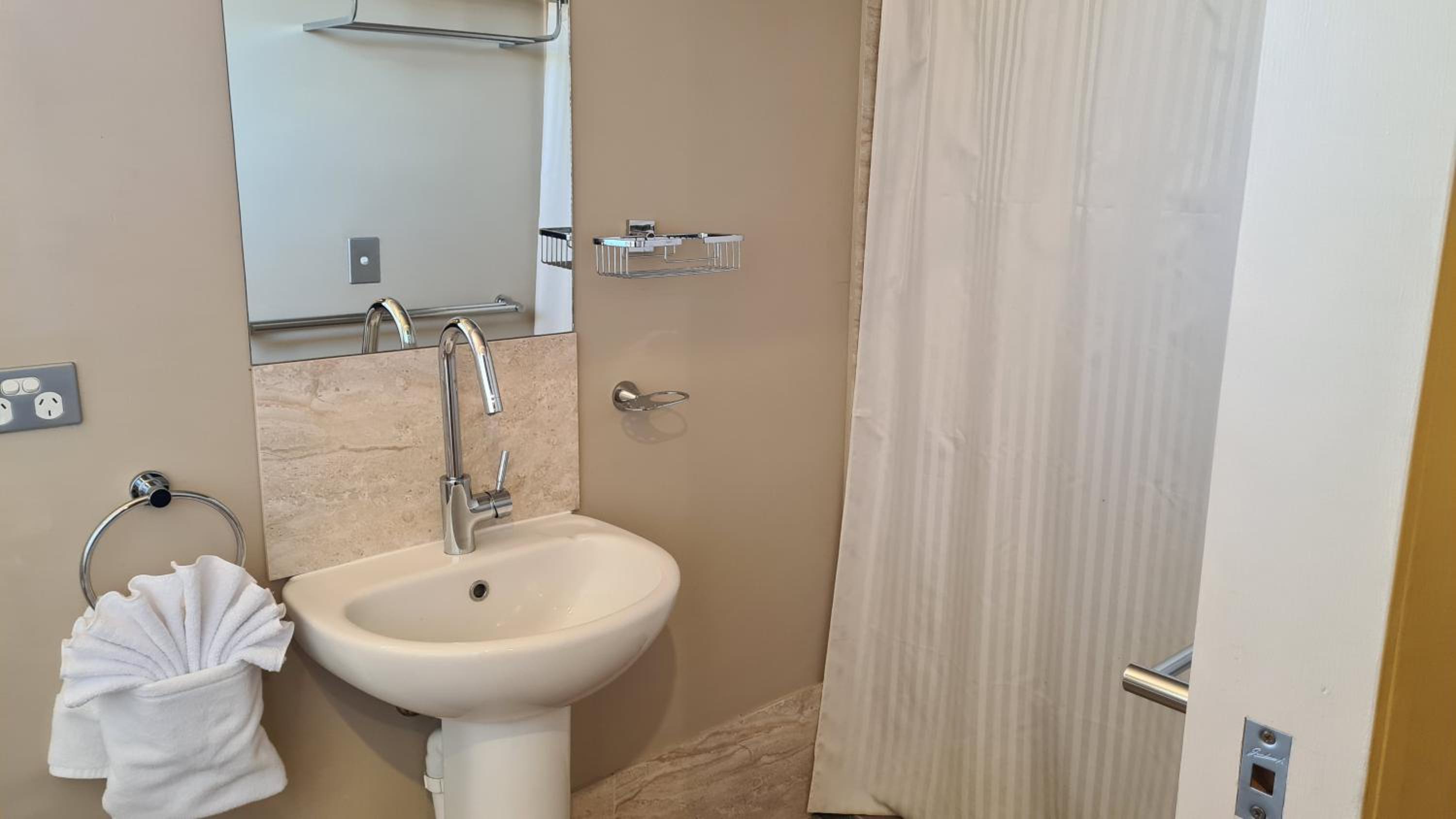 Queen Room - Photo 10