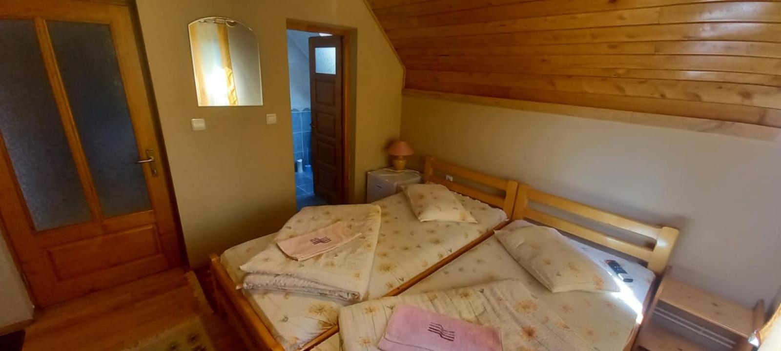 Economy Twin Room - Photo 2