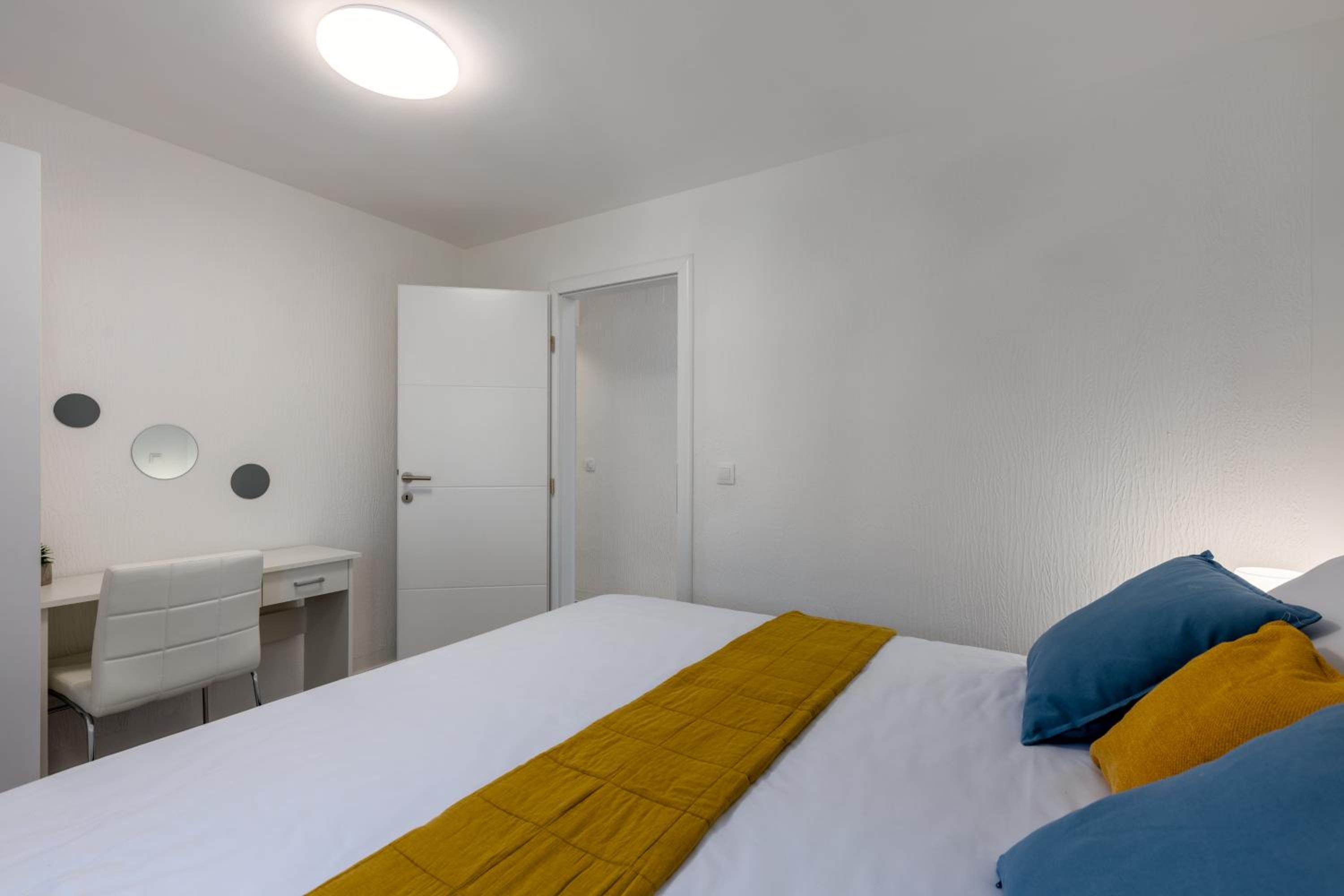 Three-Bedroom Deluxe Apartment - Photo 15