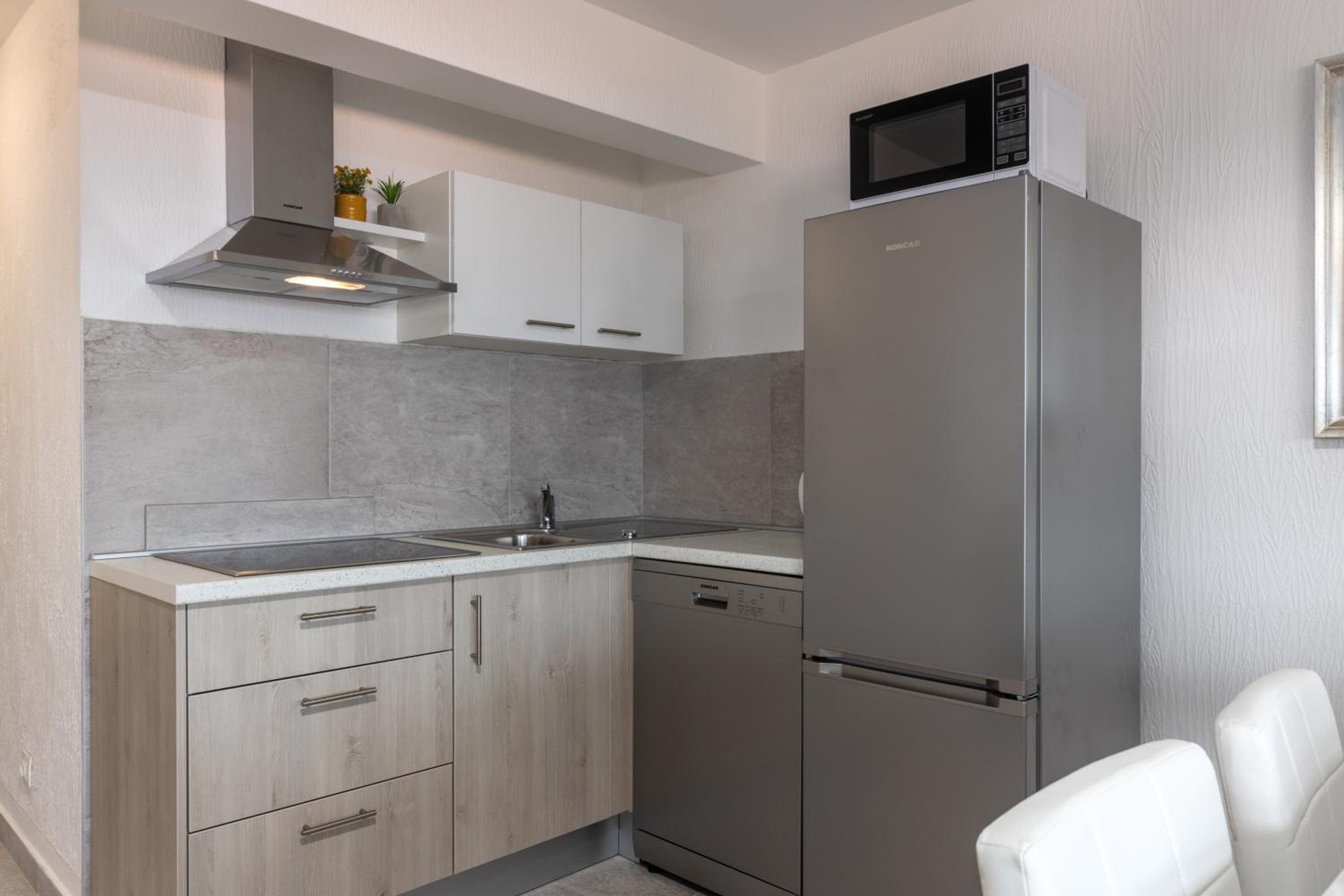 Three-Bedroom Premium Apartment - Photo 12