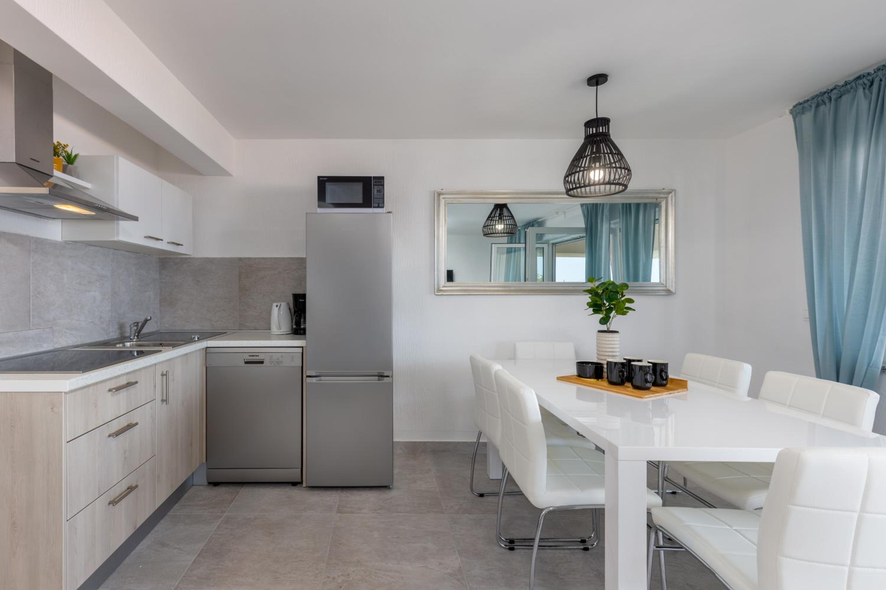 Three-Bedroom Premium Apartment - Photo 11