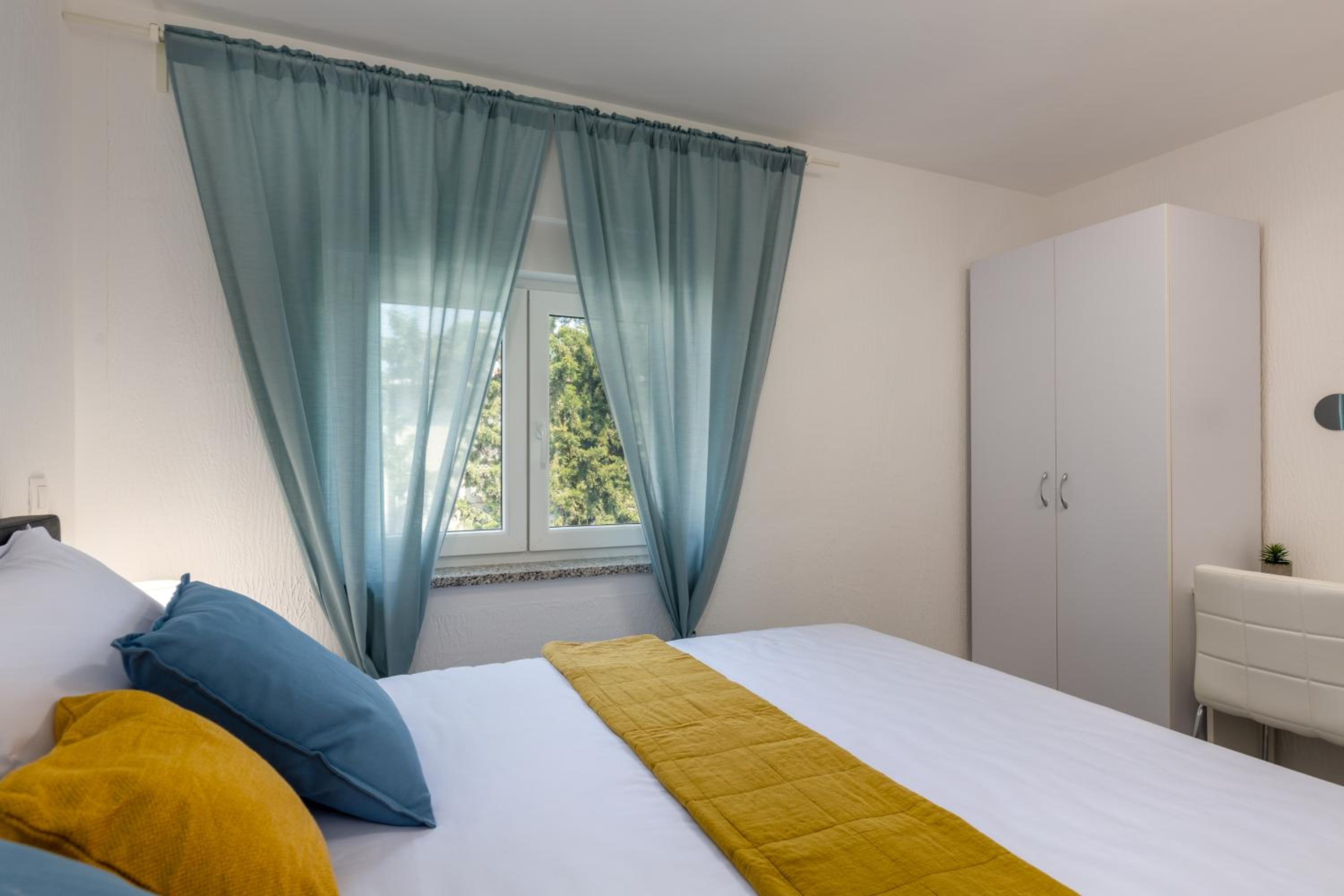 Three-Bedroom Deluxe Apartment - Photo 16