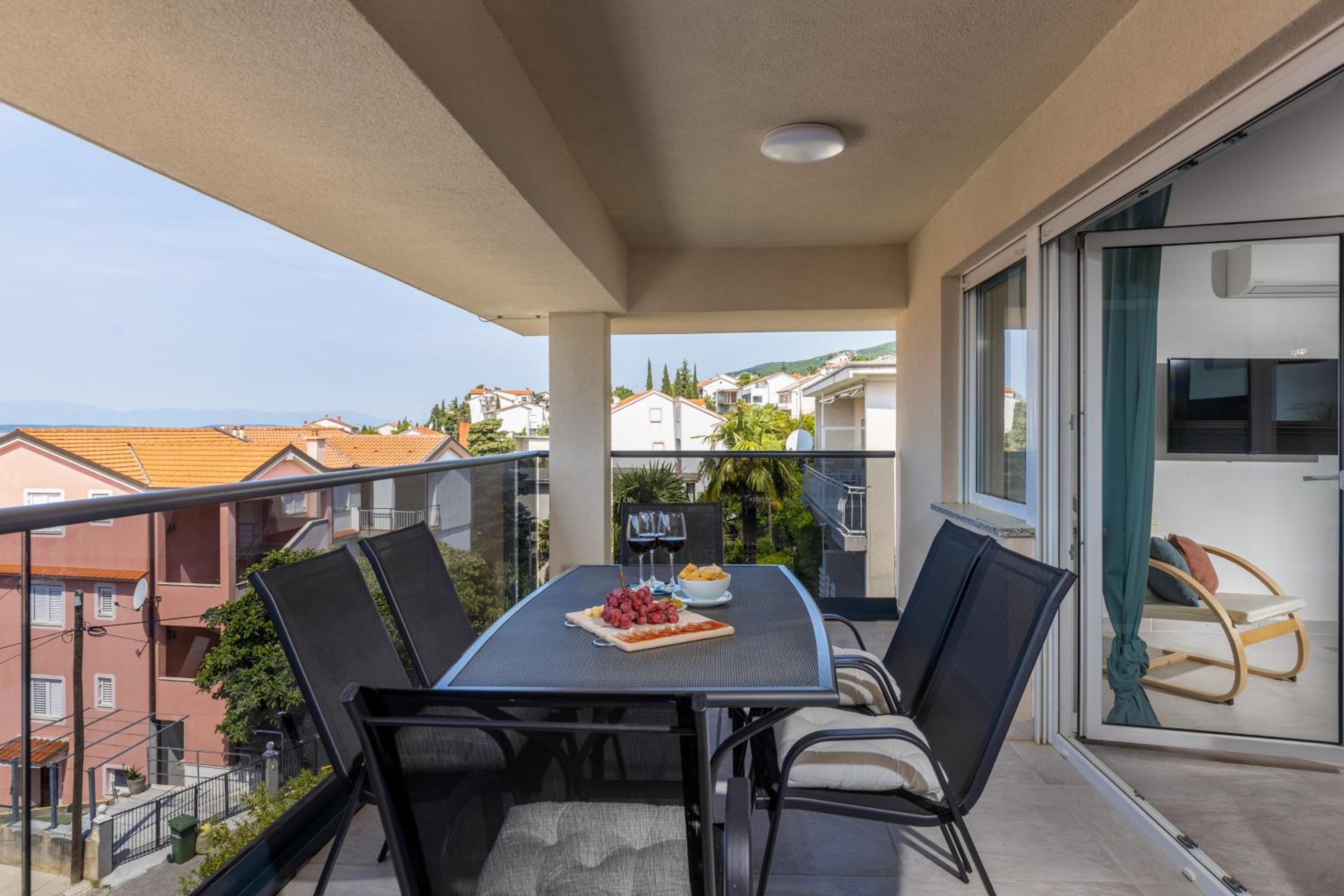Three-Bedroom Premium Apartment - Photo 9