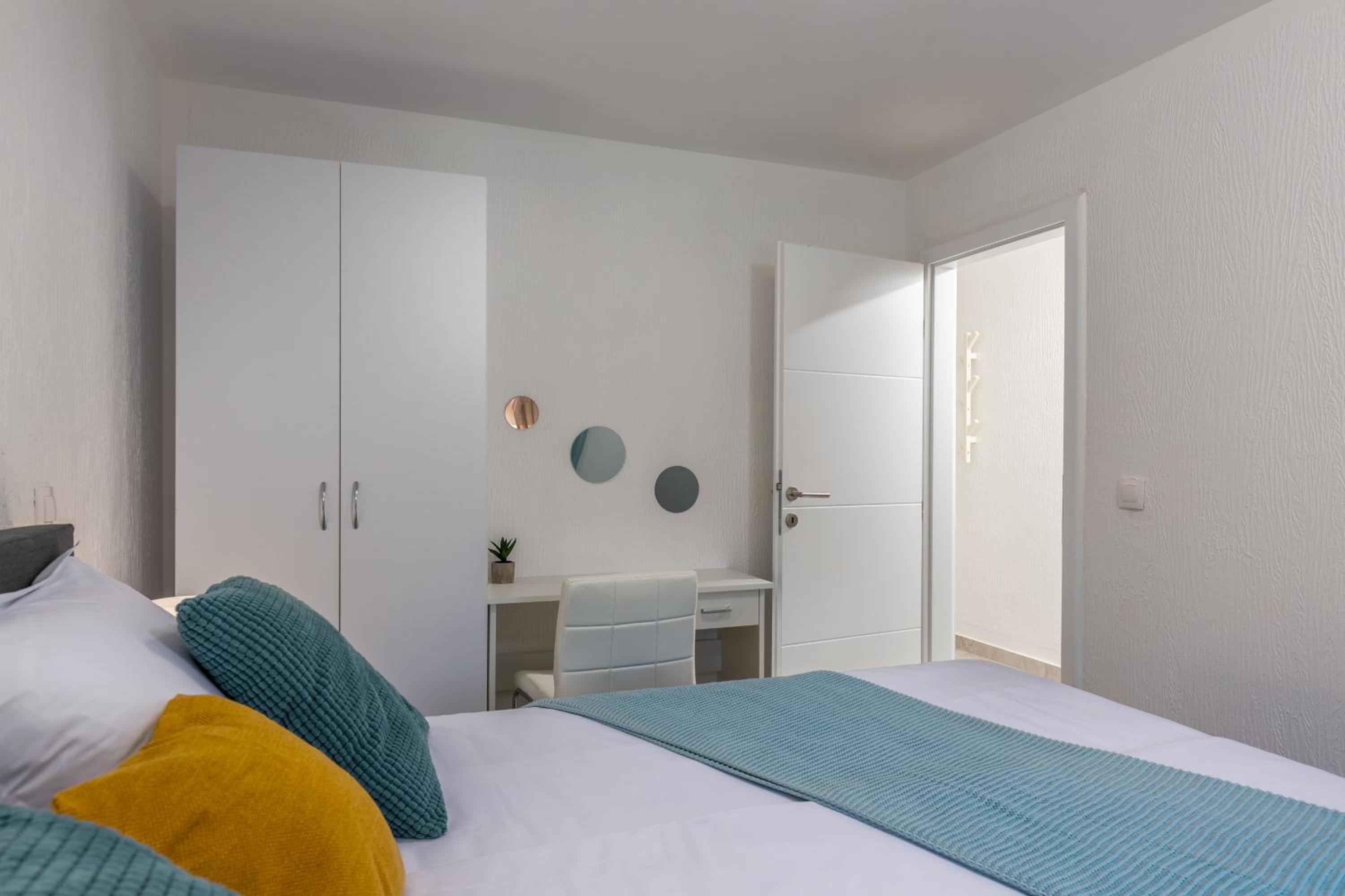 Three-Bedroom Deluxe Apartment - Photo 17