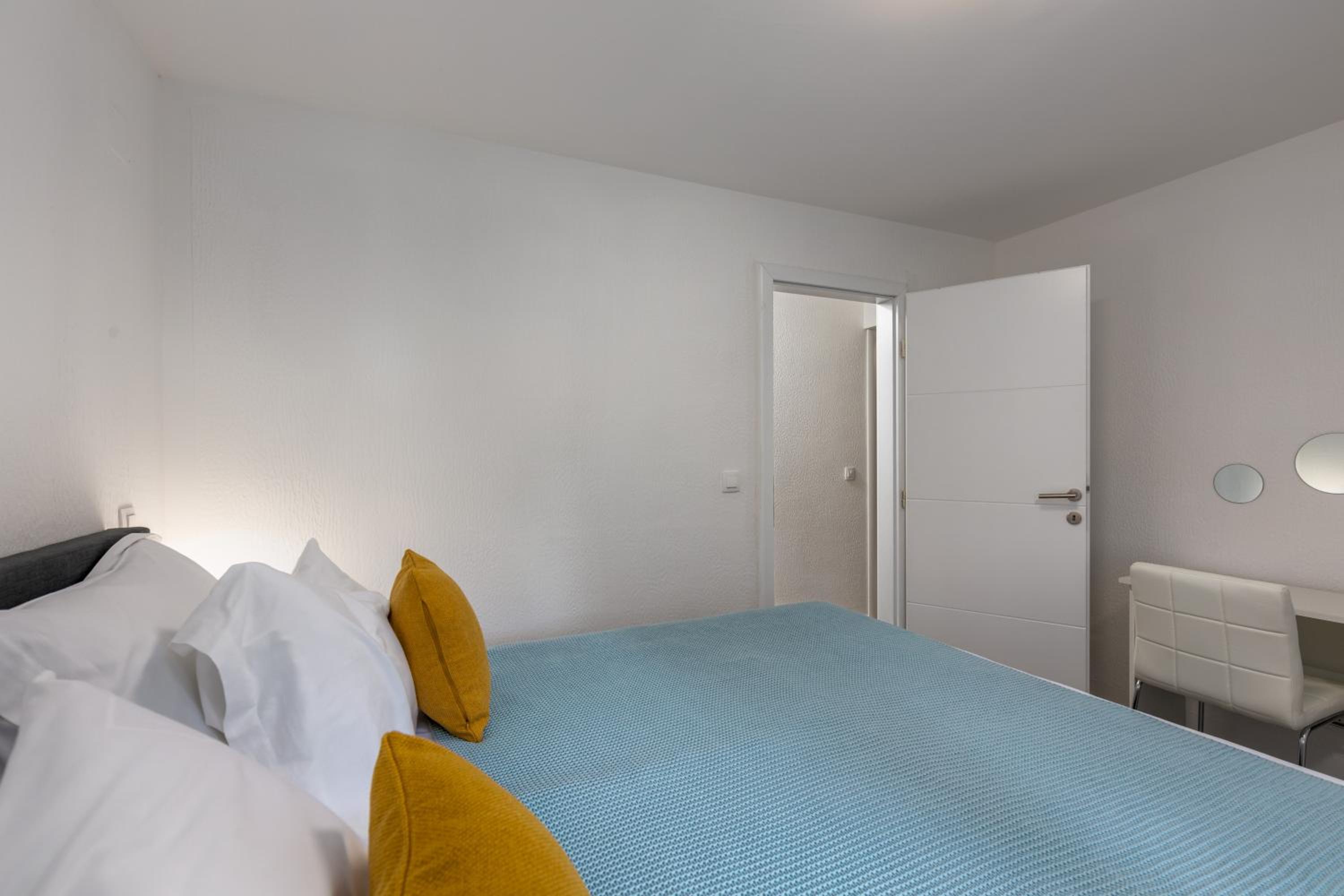 Three-Bedroom Deluxe Apartment - Photo 18