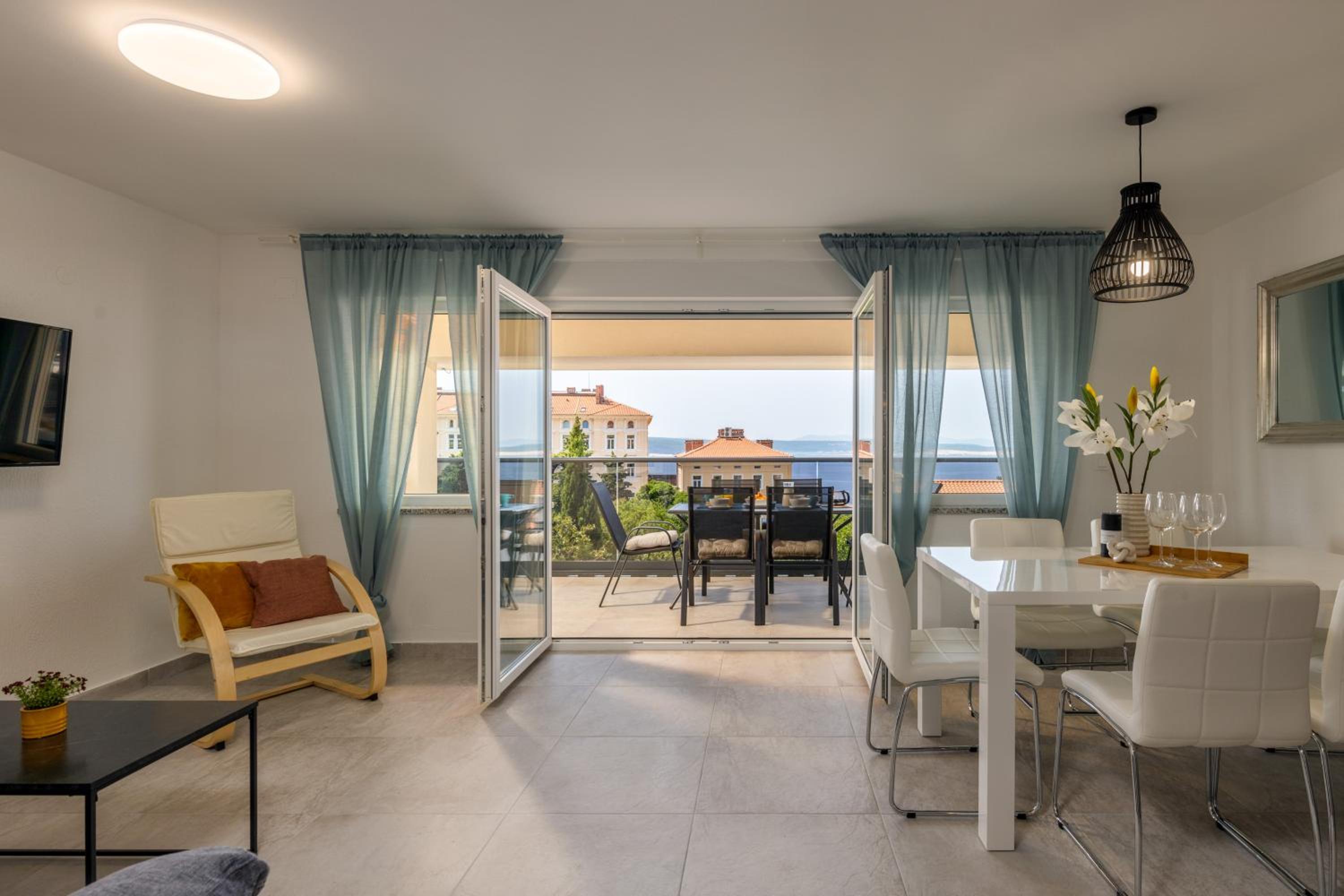 Three-Bedroom Deluxe Apartment - Photo 19
