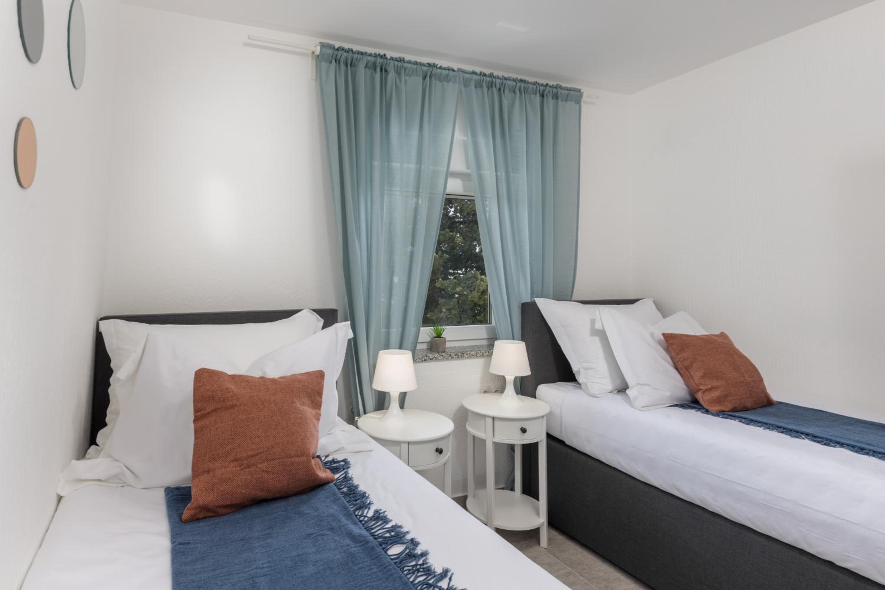 Three-Bedroom Deluxe Apartment - Photo 11