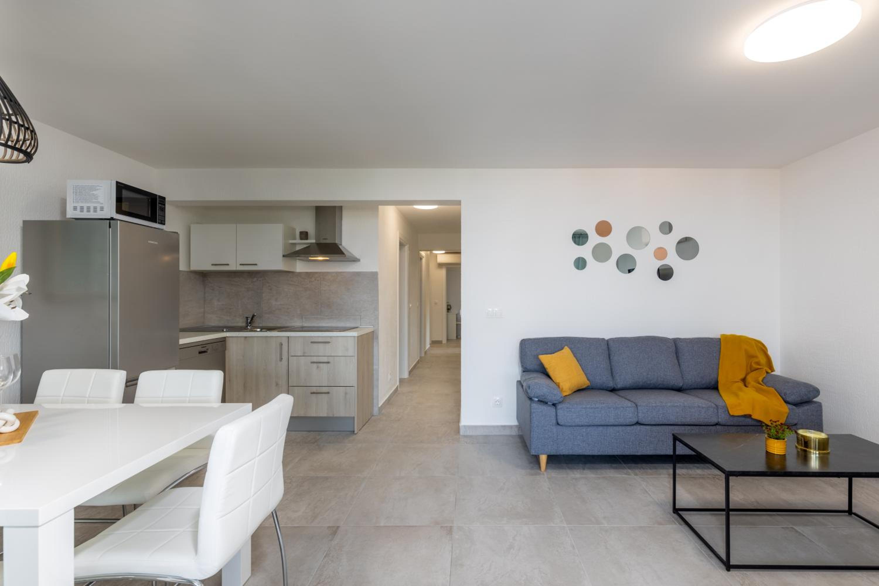 Three-Bedroom Deluxe Apartment - Photo 3