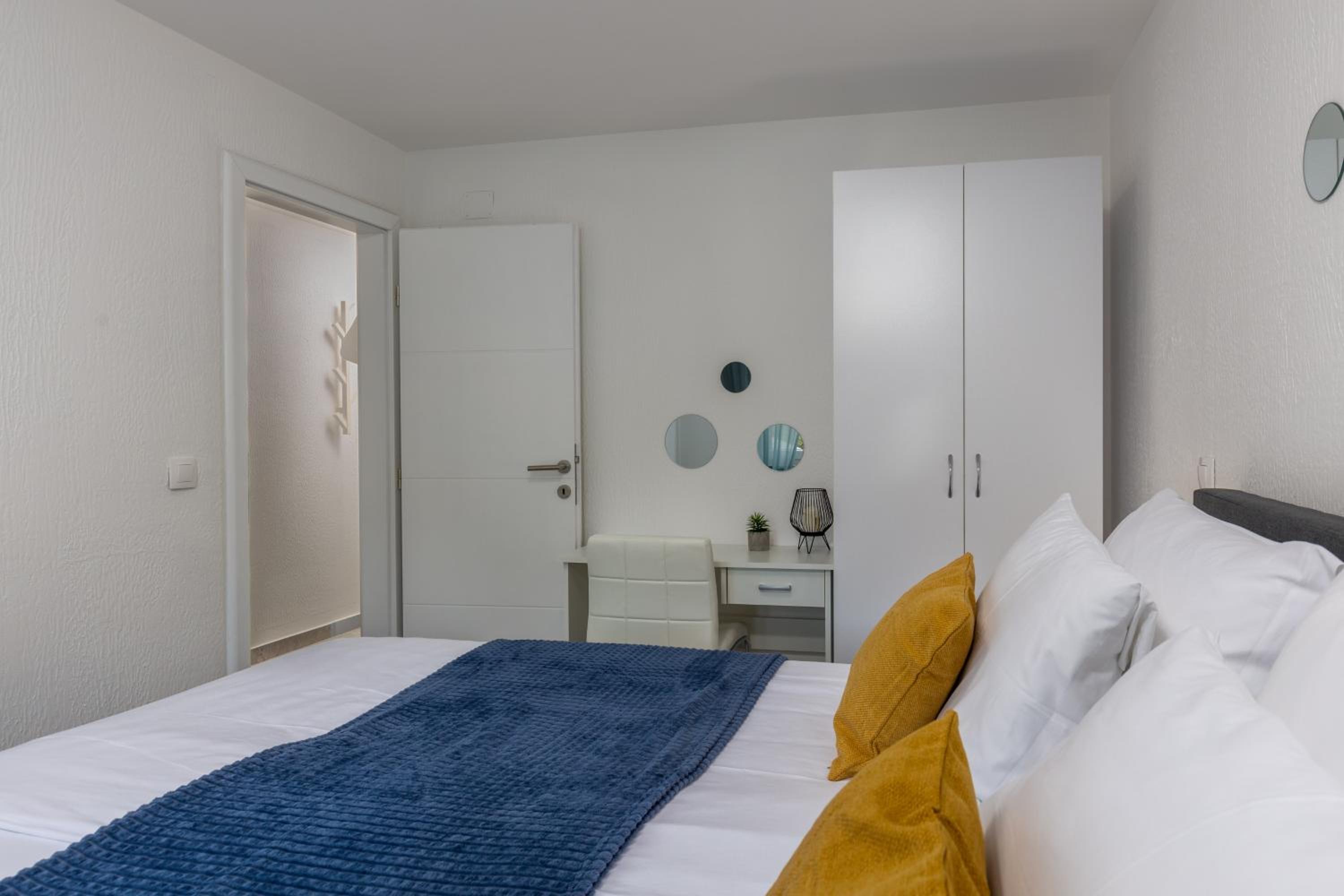 Three-Bedroom Deluxe Apartment - Photo 13