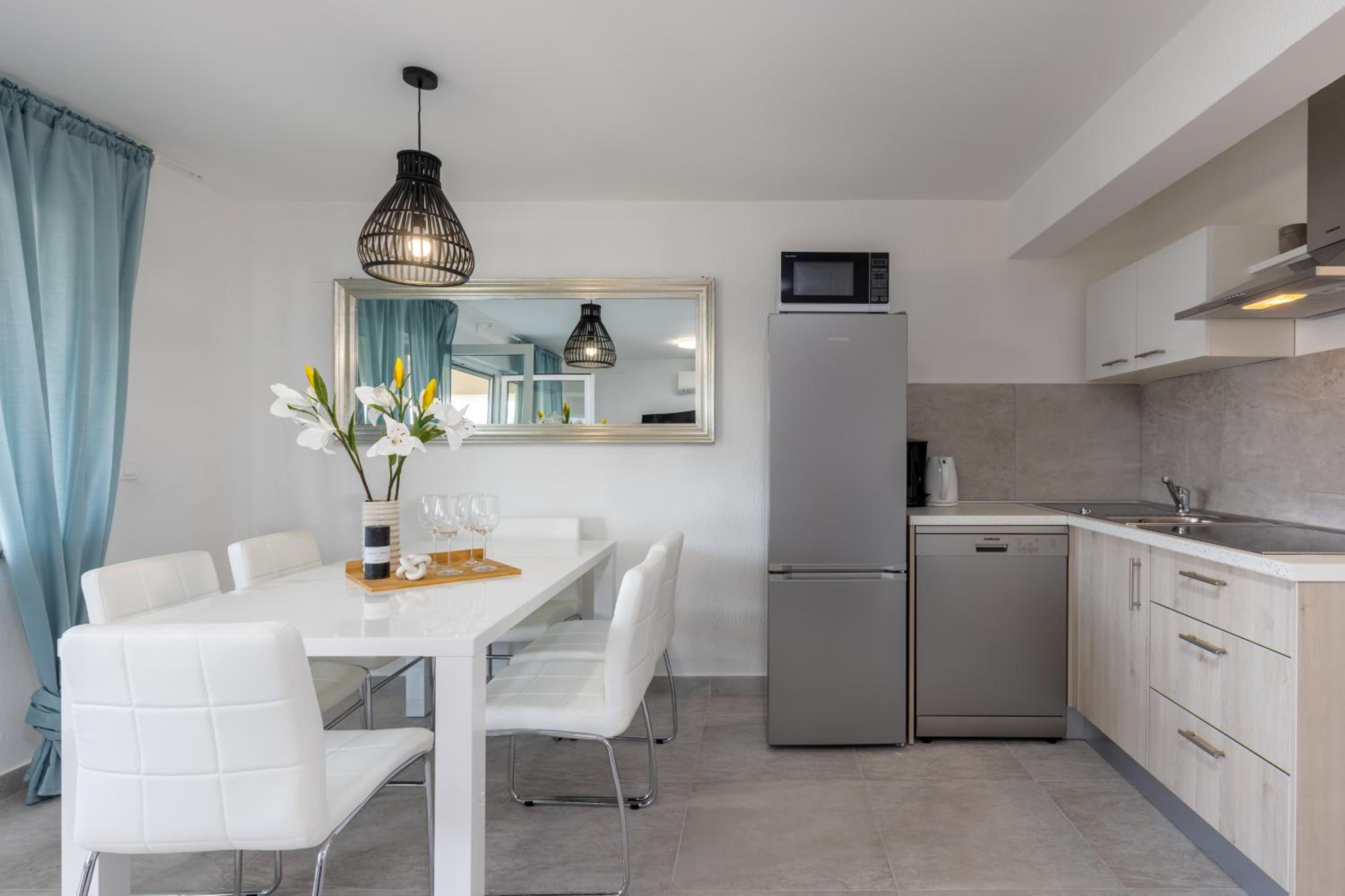 Three-Bedroom Deluxe Apartment - Photo 4