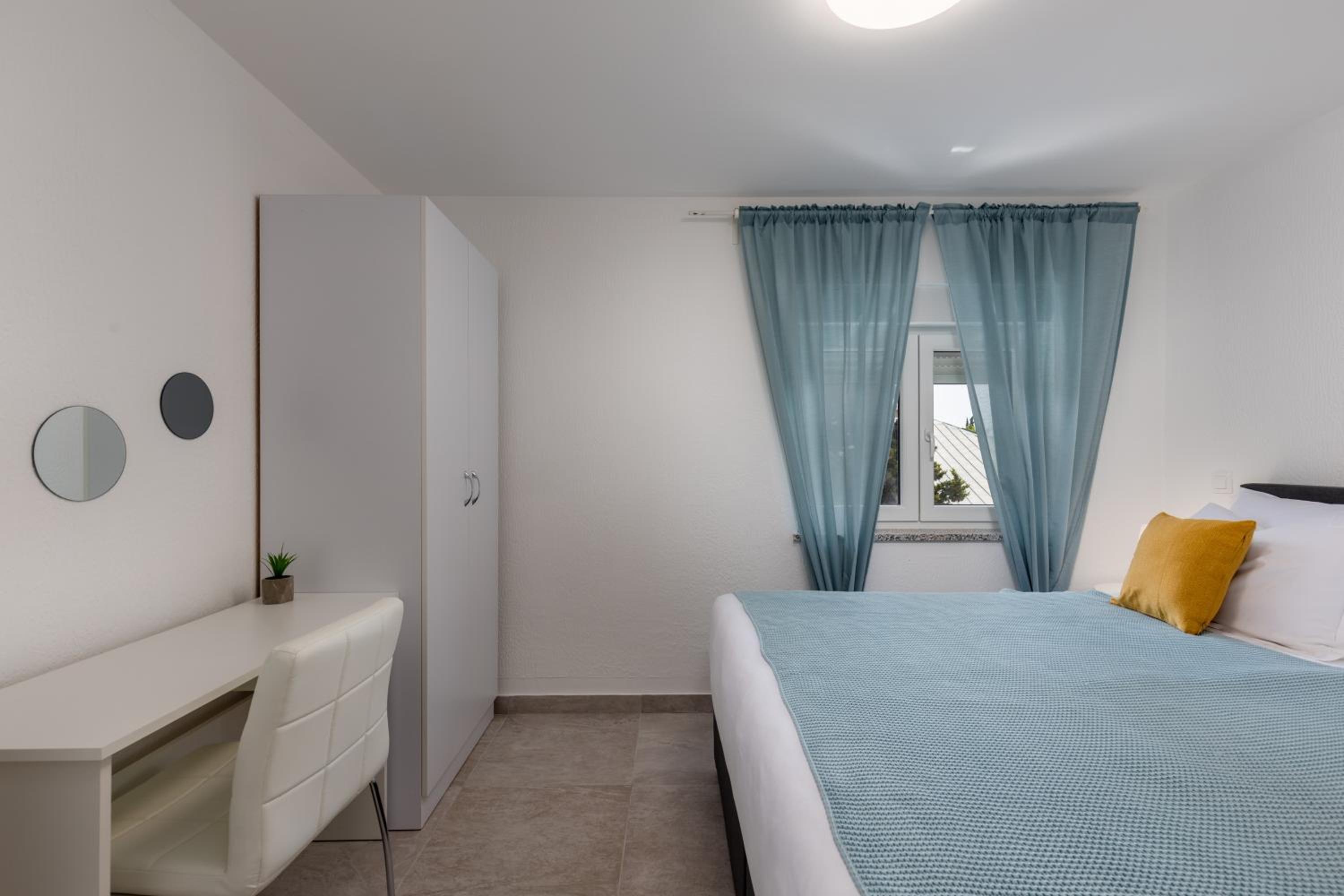 Three-Bedroom Deluxe Apartment - Photo 6