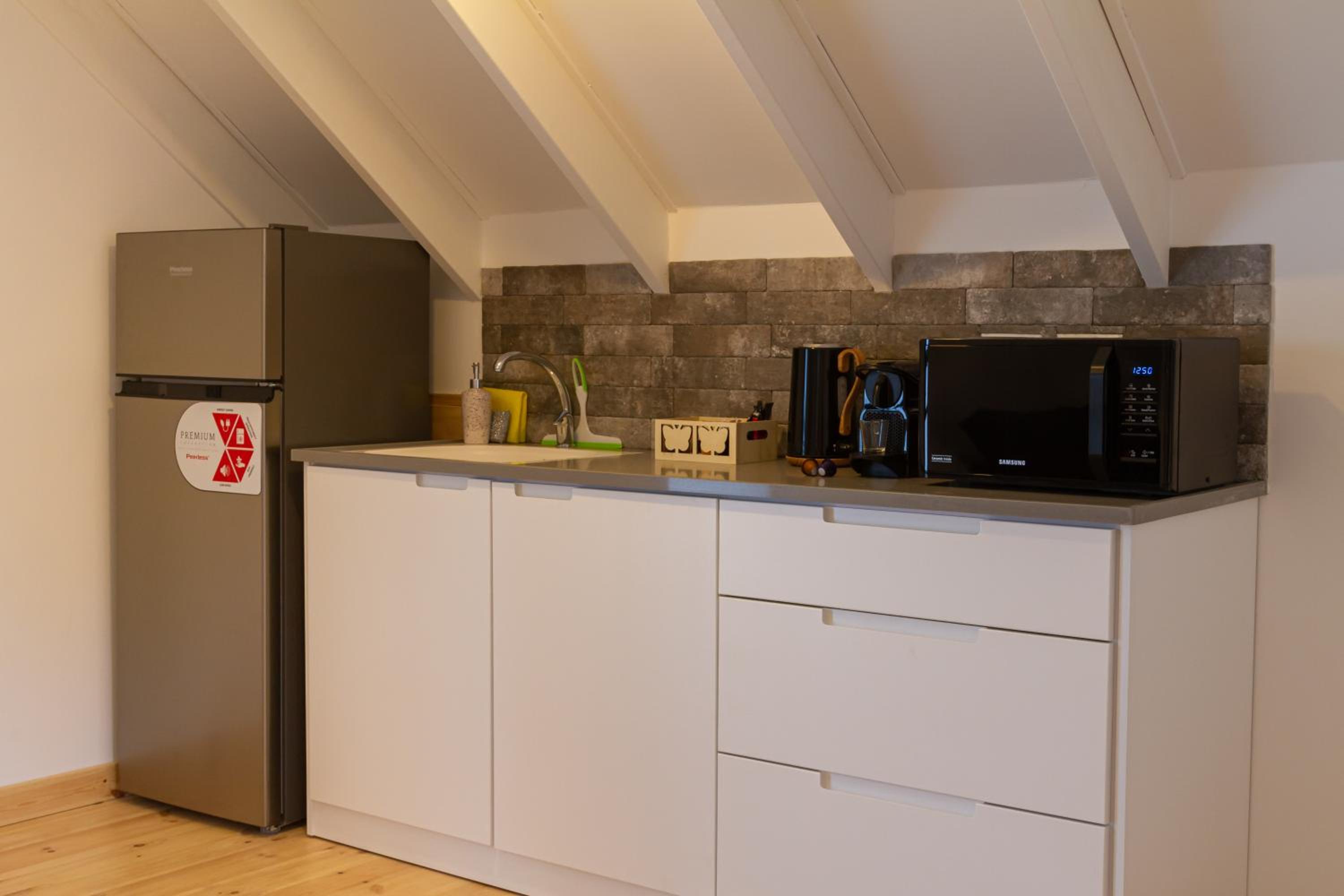 Large Double Room - Photo 5