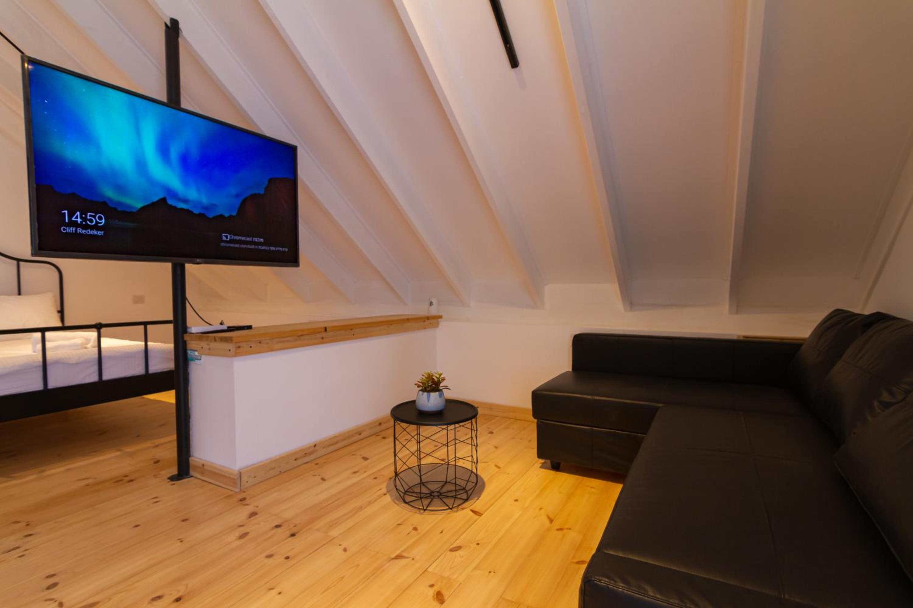 Large Double Room - Photo 13