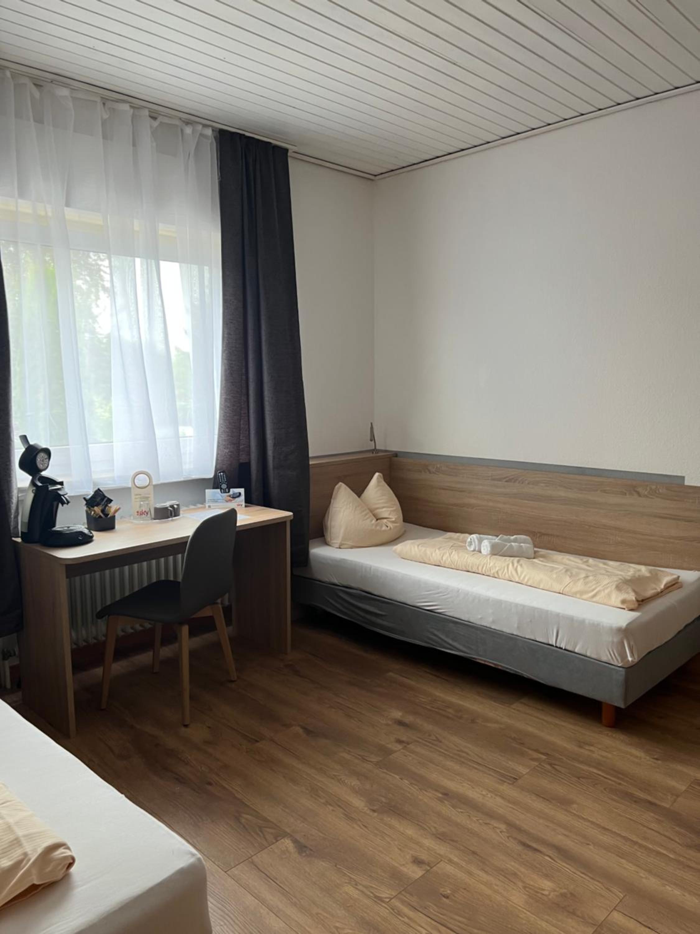 Standard Twin Room - Photo 1