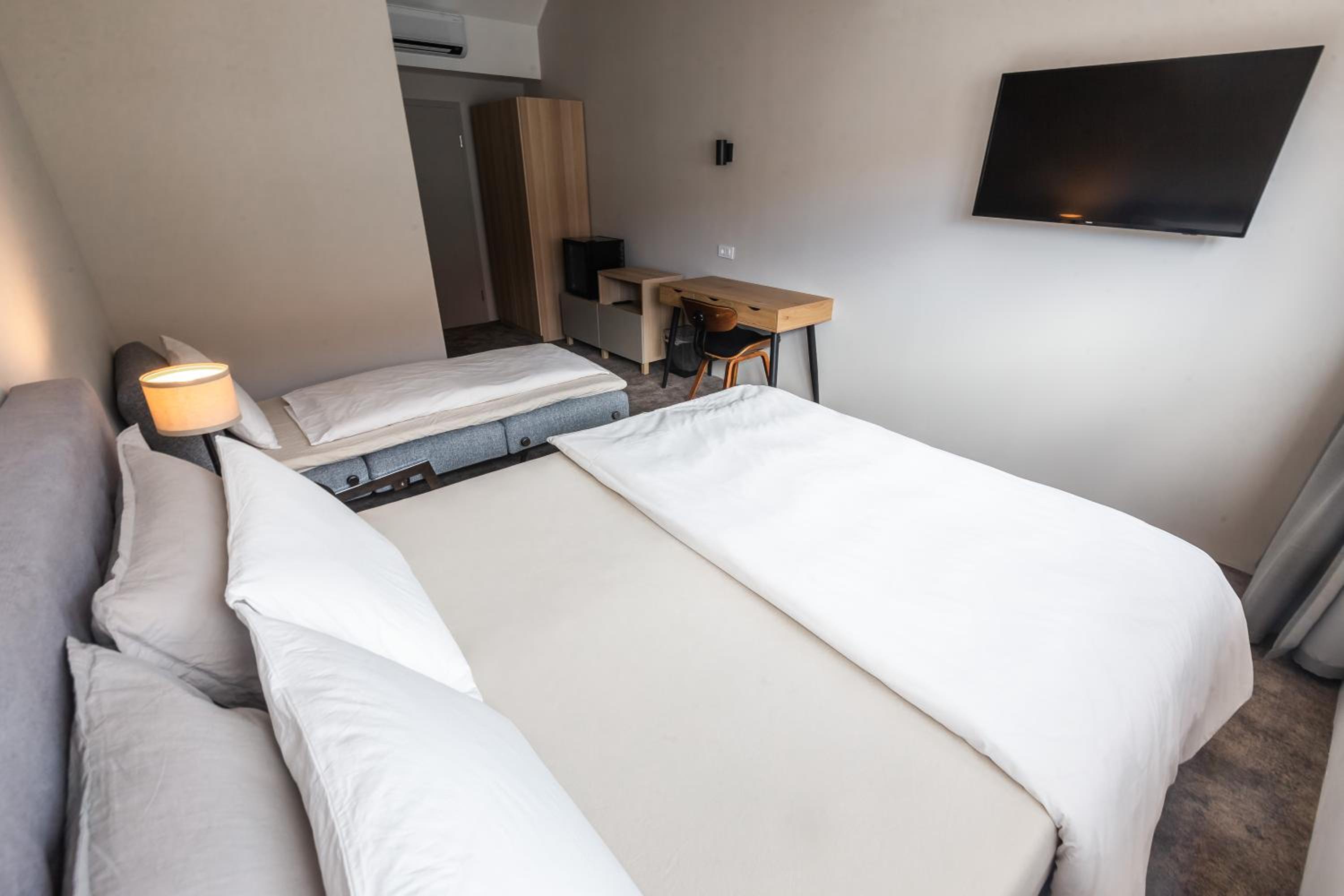 Double Room with Extra Bed - Photo 8