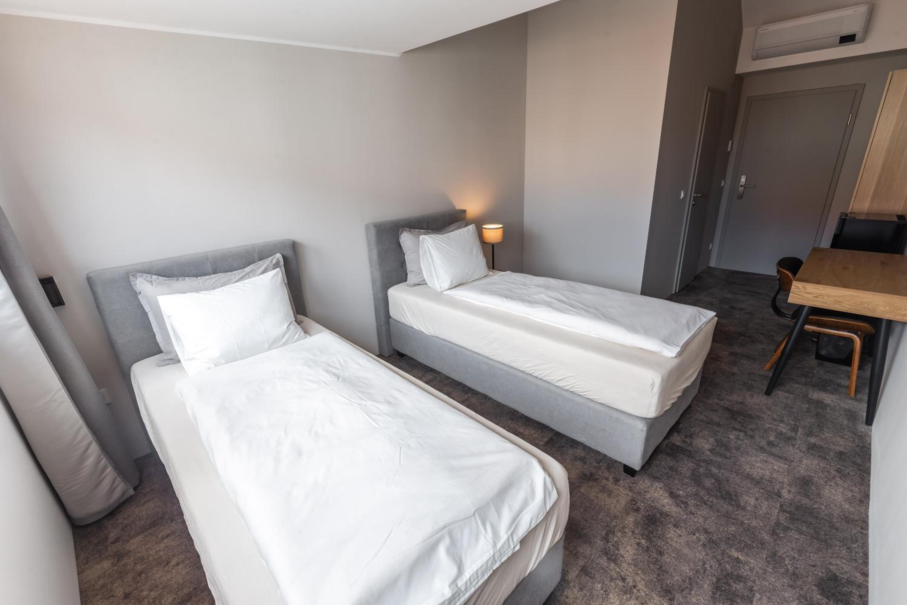Twin Room - Photo 2