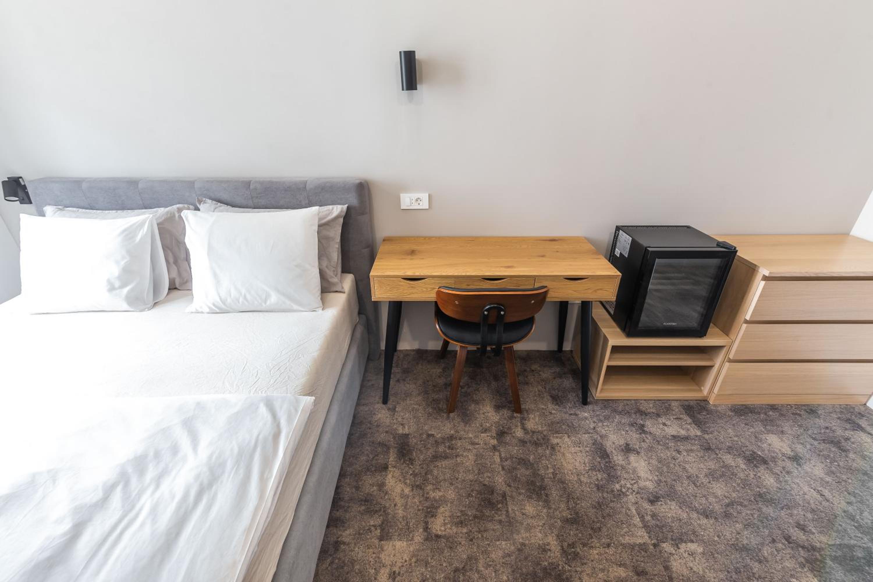 Economy Double Room - Photo 9