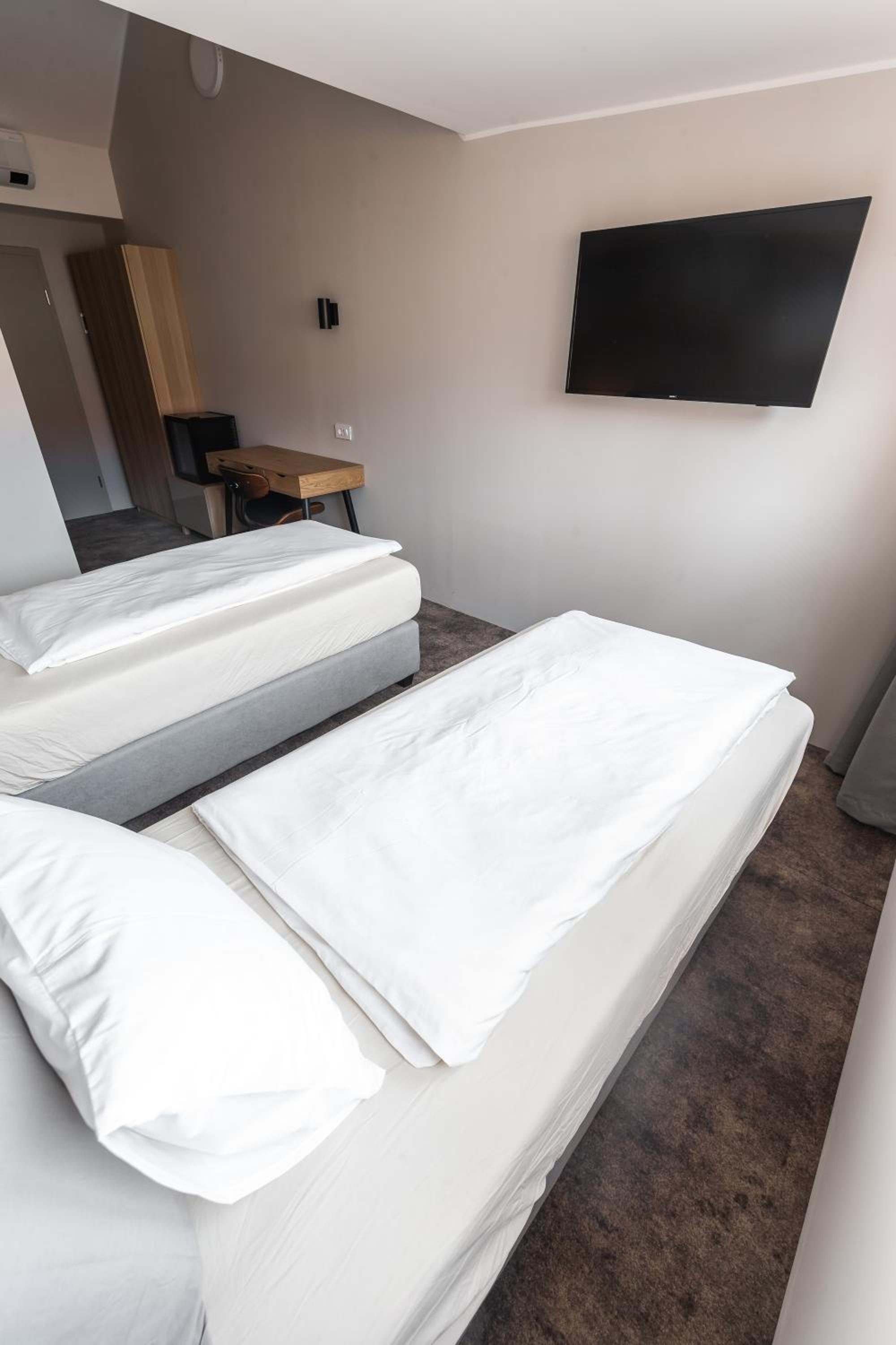 Twin Room - Photo 3