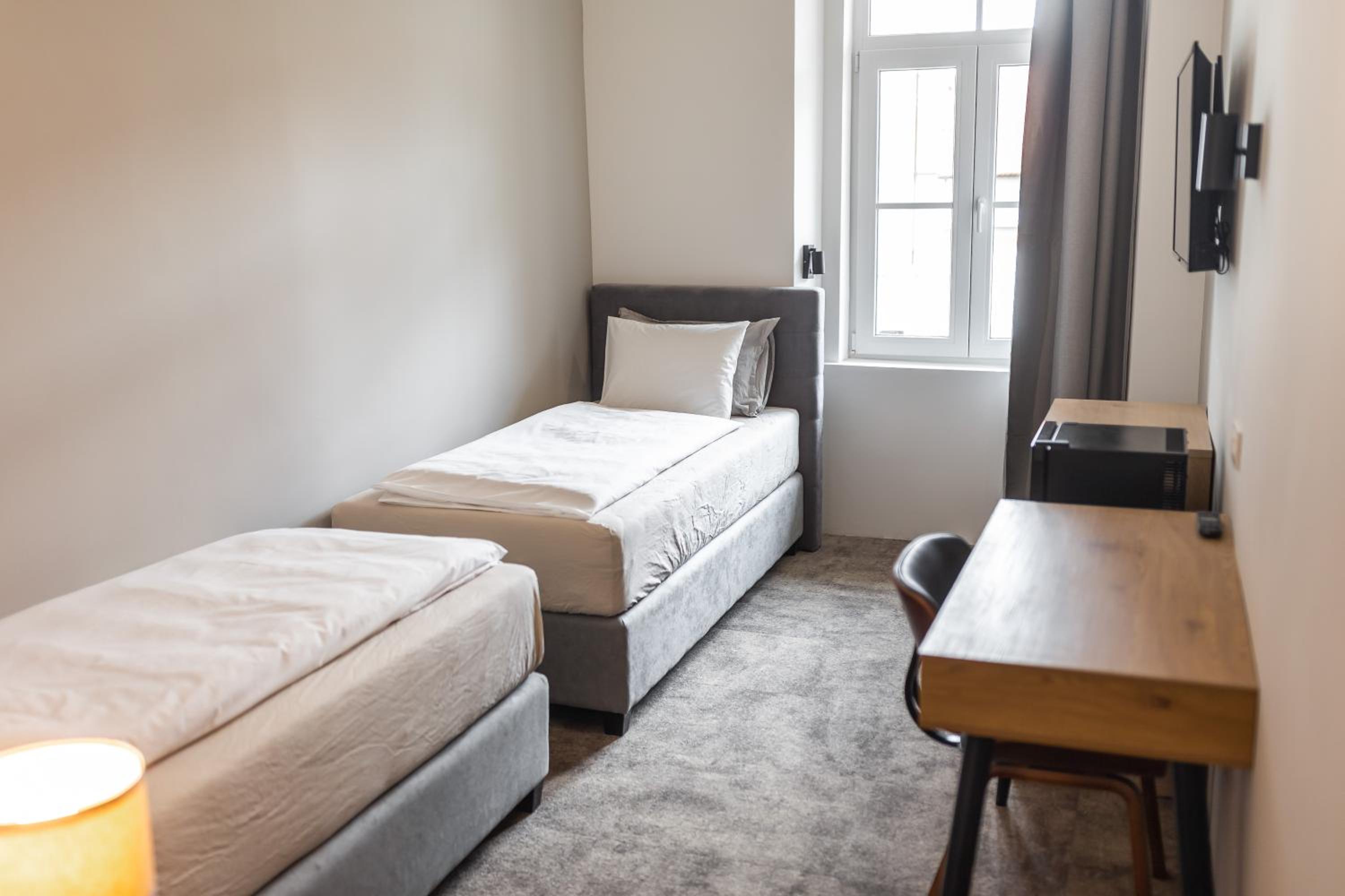 Economy Twin Room - Photo 4