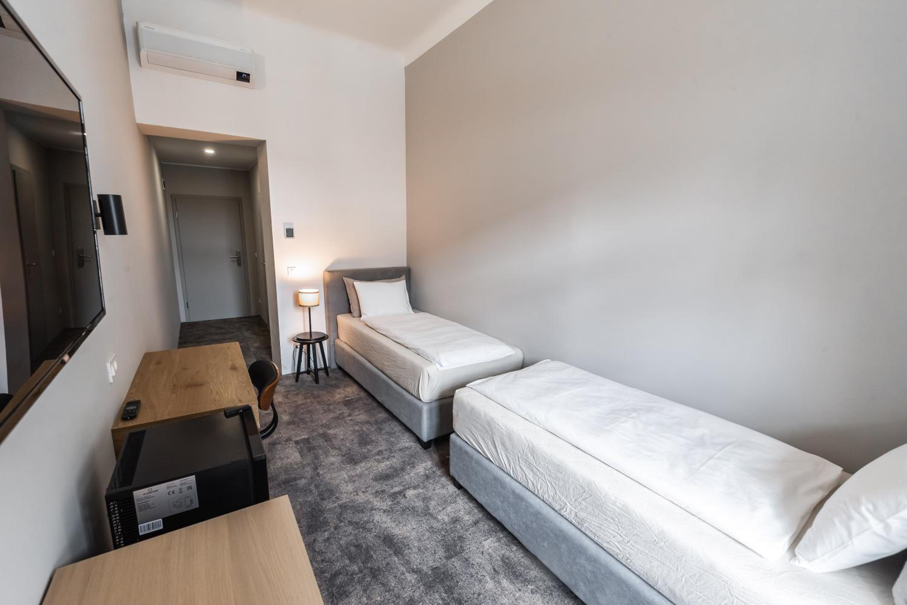Economy Twin Room - Photo 2