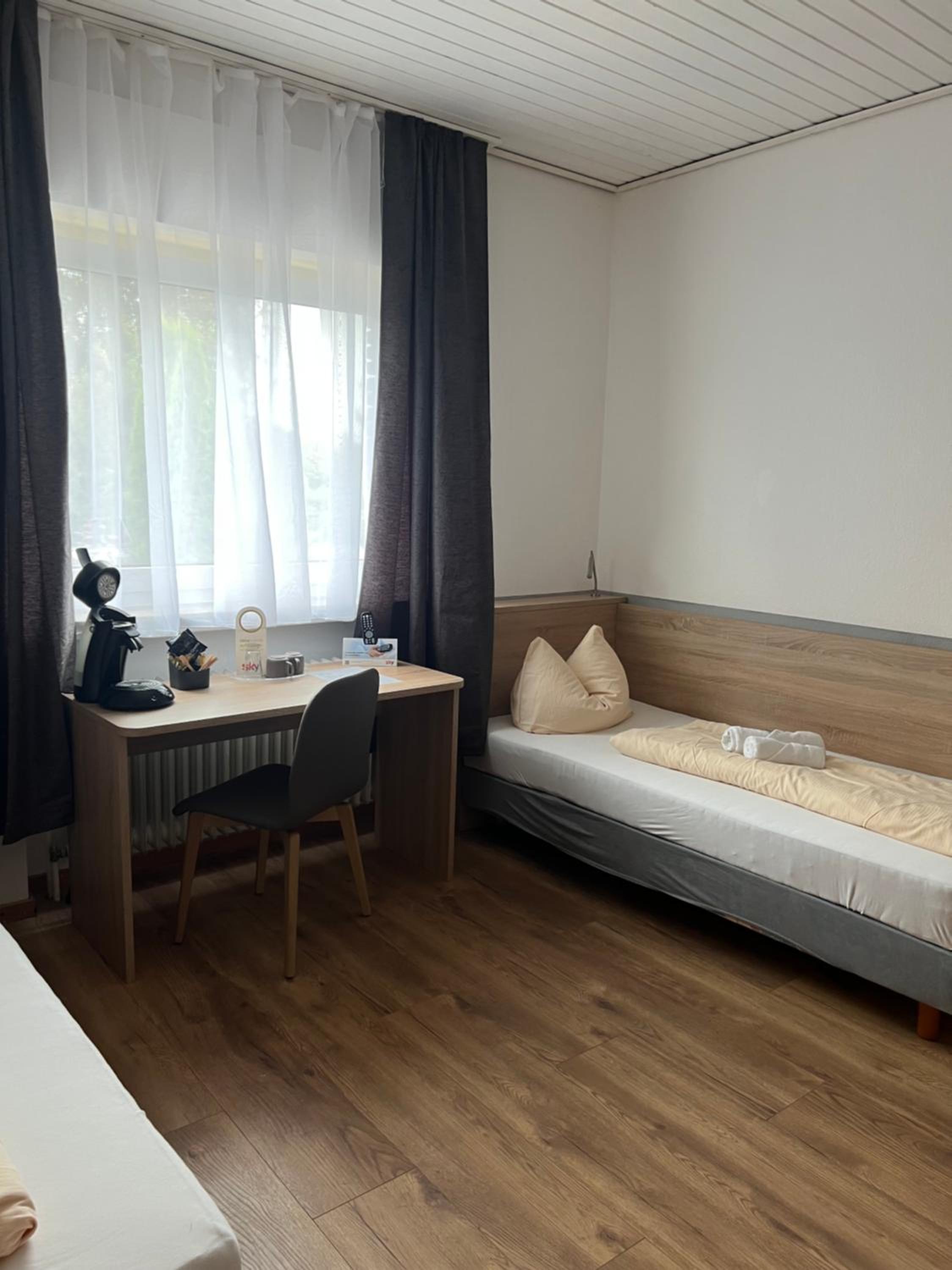 Standard Twin Room - Photo 2