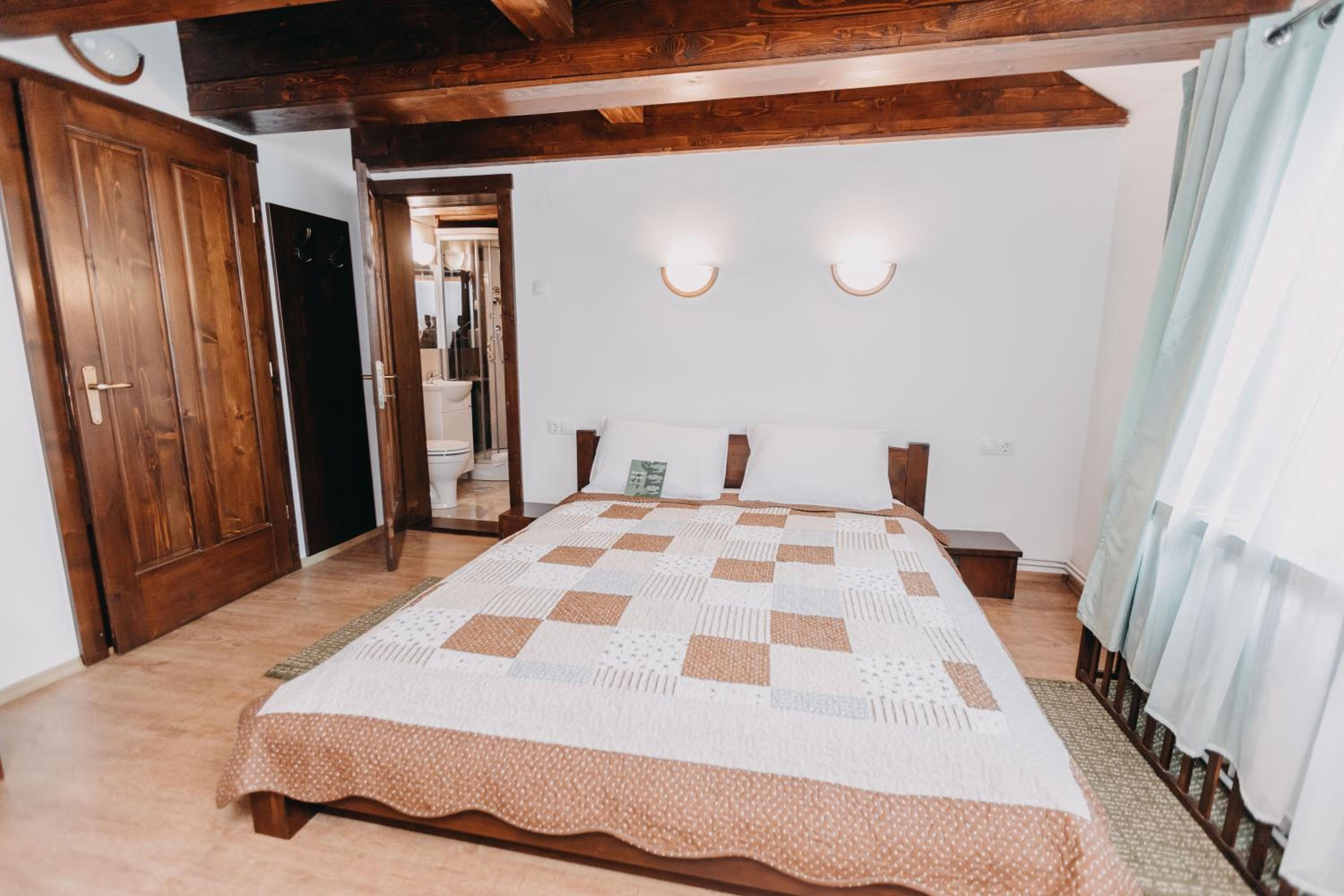 Double Room with Private Bathroom photo 1