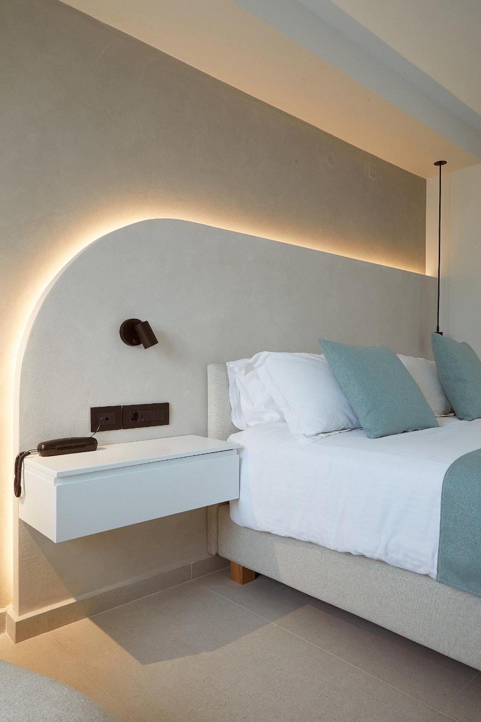 Superior Suite with City View thumbnail 6